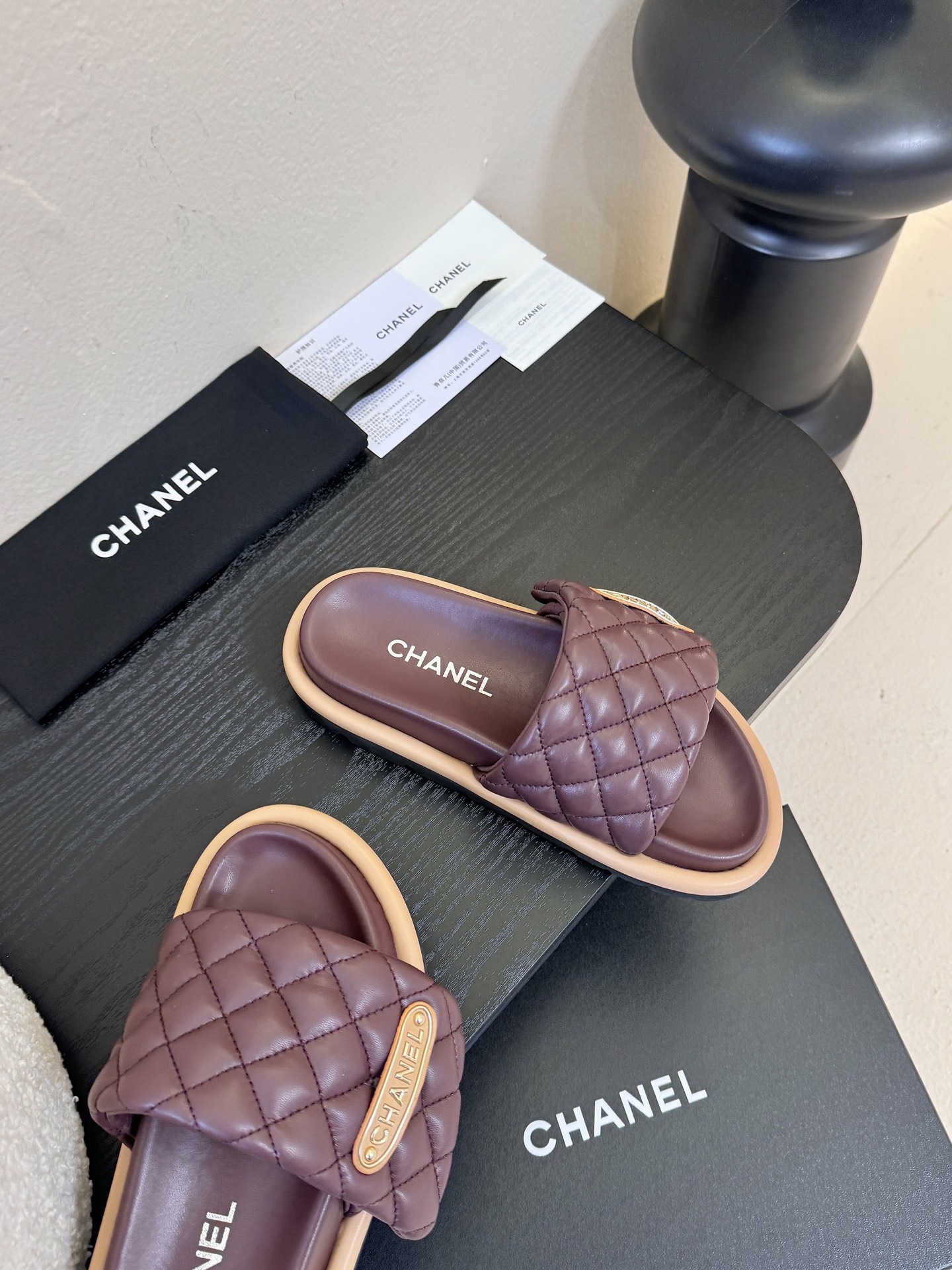 2026ss新款CHANEL小香风香奈儿拖鞋，时尚与舒适的完美融合。经典双C标志搭配璀璨水钻、精致金属装