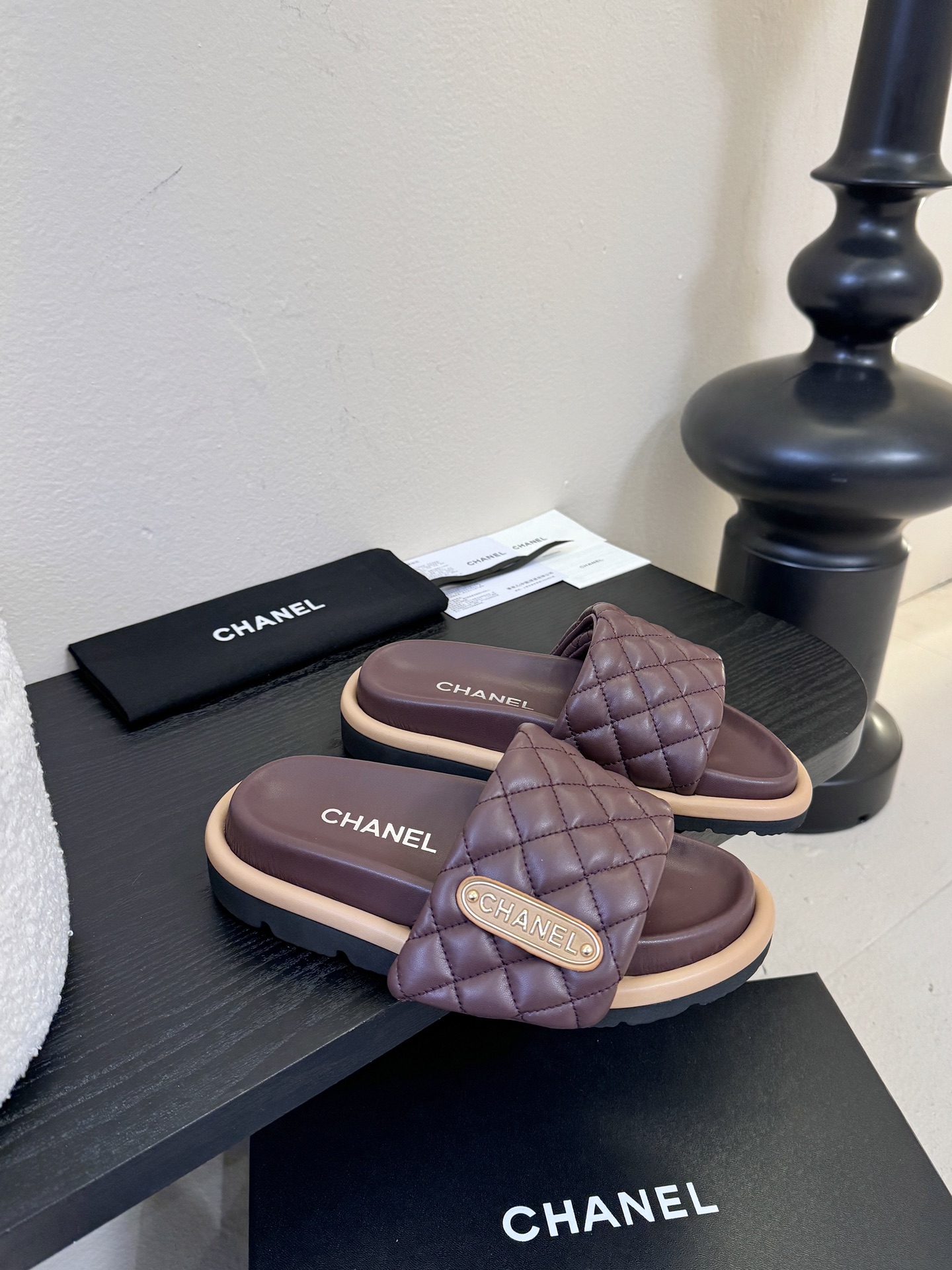 2026ss新款CHANEL小香风香奈儿拖鞋，时尚与舒适的完美融合。经典双C标志搭配璀璨水钻、精致金属装