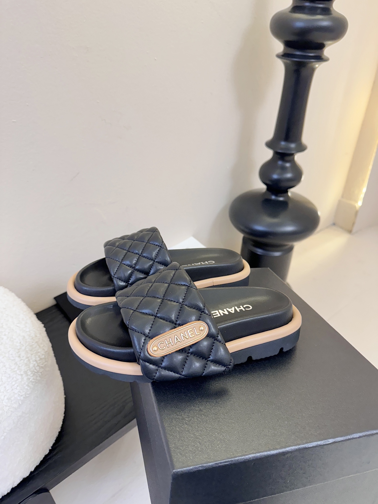 2026ss新款CHANEL小香风香奈儿拖鞋，时尚与舒适的完美融合。经典双C标志搭配璀璨水钻、精致金属装