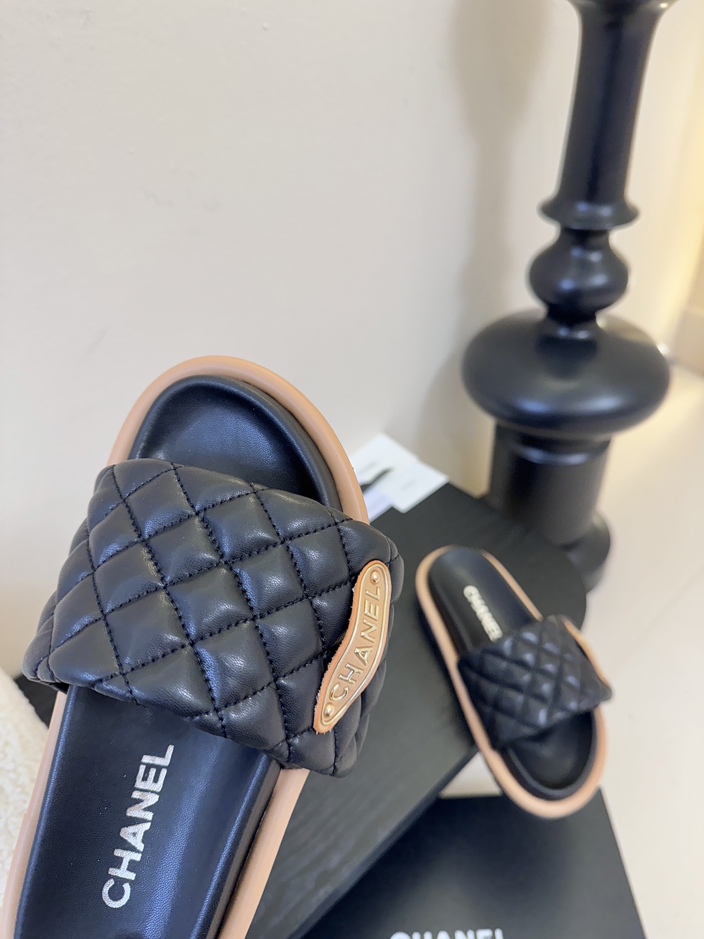 2026ss新款CHANEL小香风香奈儿拖鞋，时尚与舒适的完美融合。经典双C标志搭配璀璨水钻、精致金属装