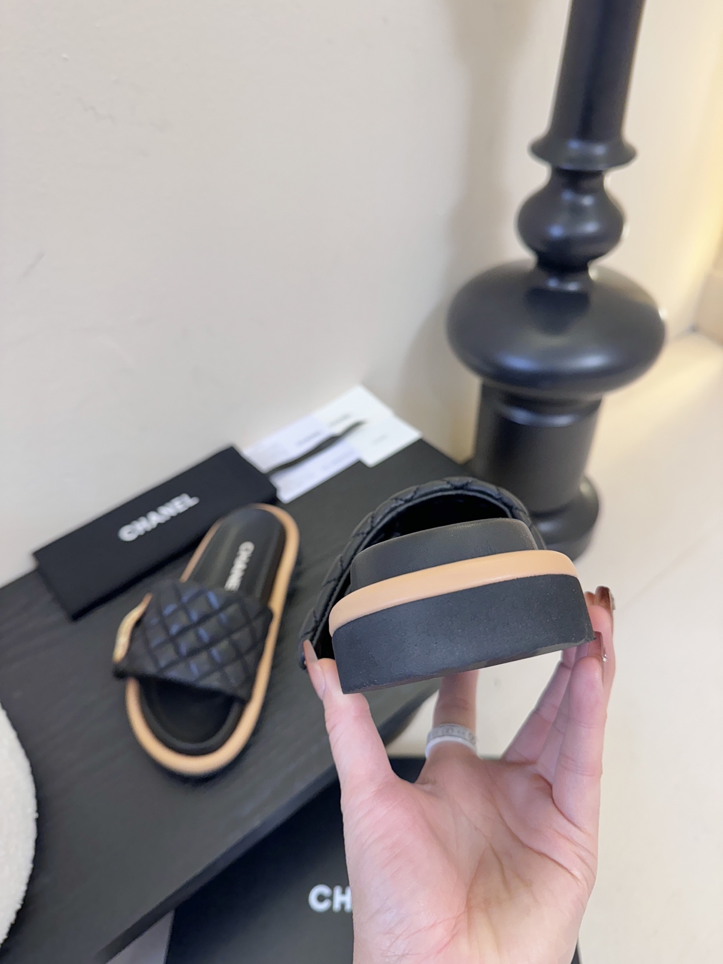 2026ss新款CHANEL小香风香奈儿拖鞋，时尚与舒适的完美融合。经典双C标志搭配璀璨水钻、精致金属装