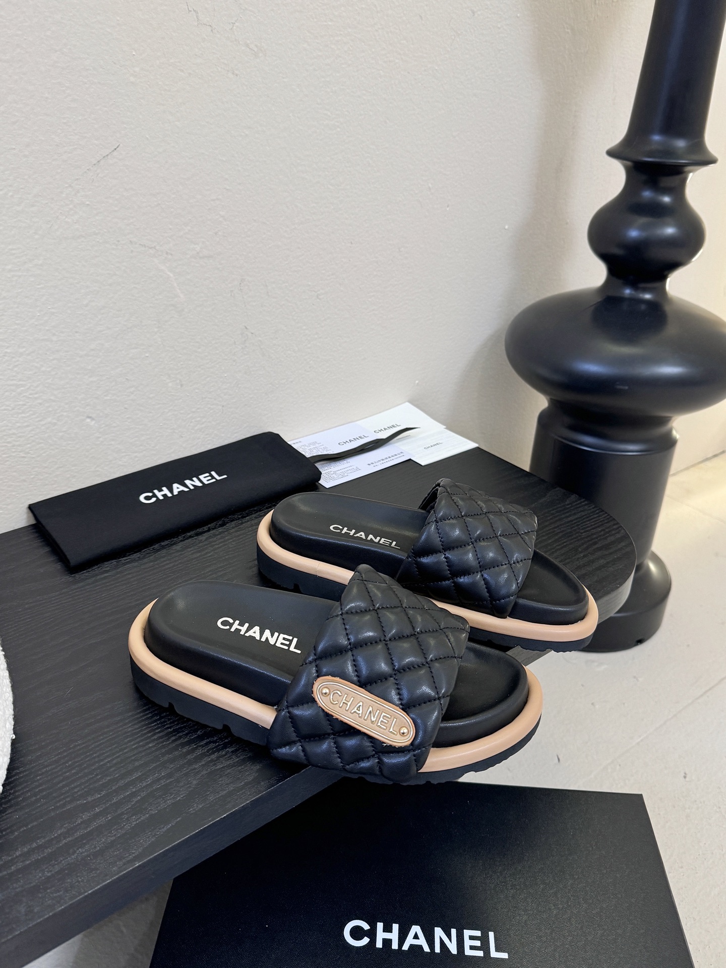 2026ss新款CHANEL小香风香奈儿拖鞋，时尚与舒适的完美融合。经典双C标志搭配璀璨水钻、精致金属装