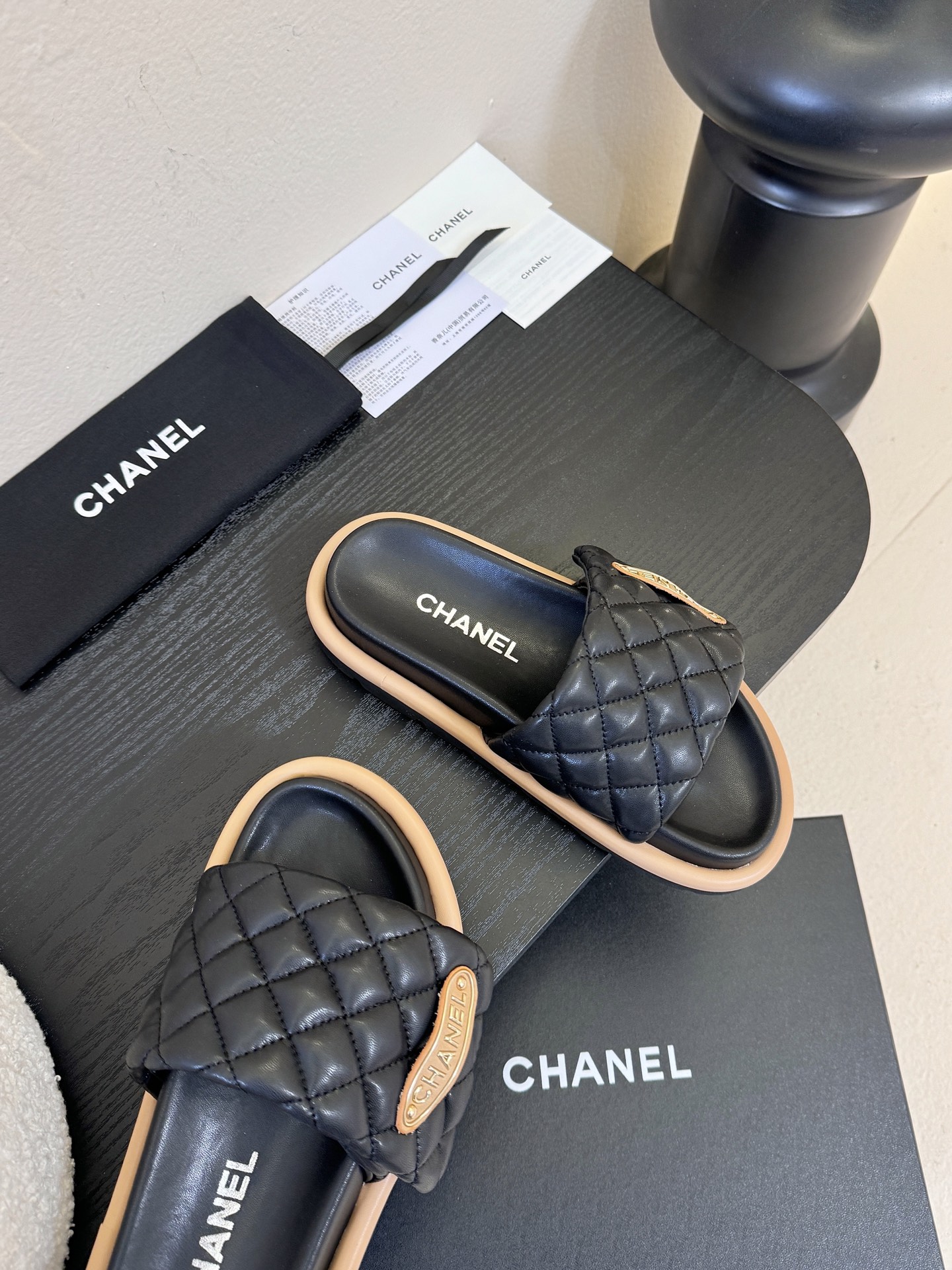 2026ss新款CHANEL小香风香奈儿拖鞋，时尚与舒适的完美融合。经典双C标志搭配璀璨水钻、精致金属装