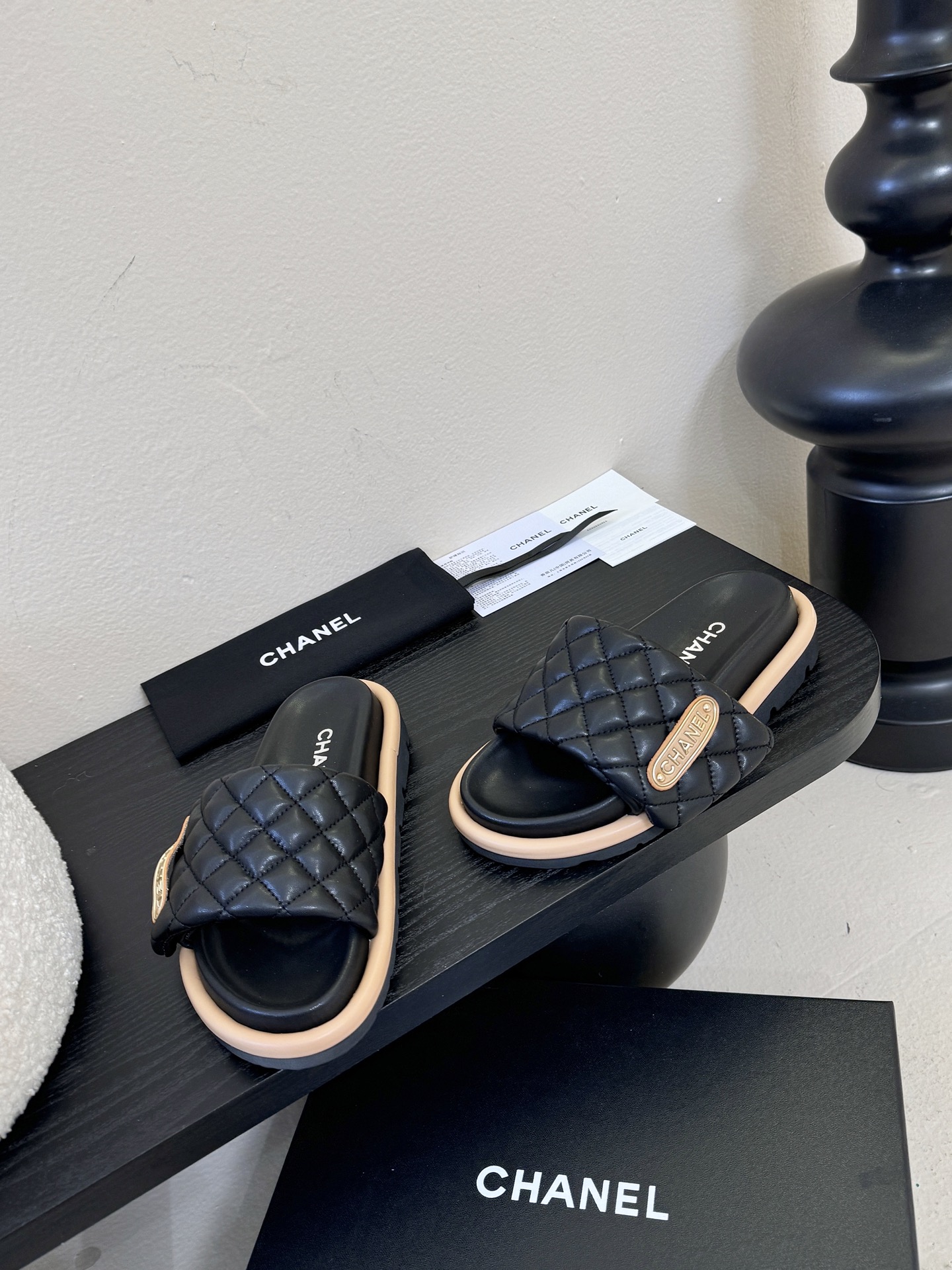 2026ss新款CHANEL小香风香奈儿拖鞋，时尚与舒适的完美融合。经典双C标志搭配璀璨水钻、精致金属装