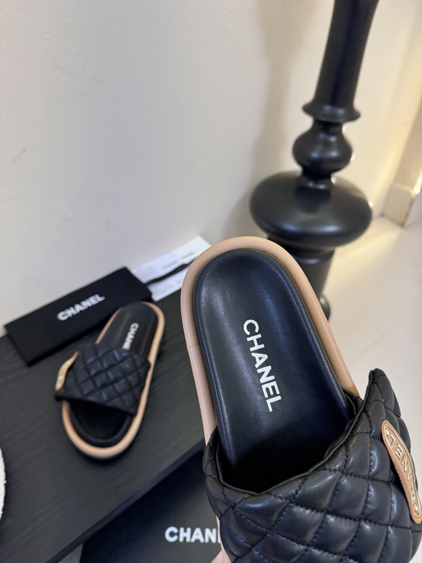 2026ss新款CHANEL小香风香奈儿拖鞋，时尚与舒适的完美融合。经典双C标志搭配璀璨水钻、精致金属装