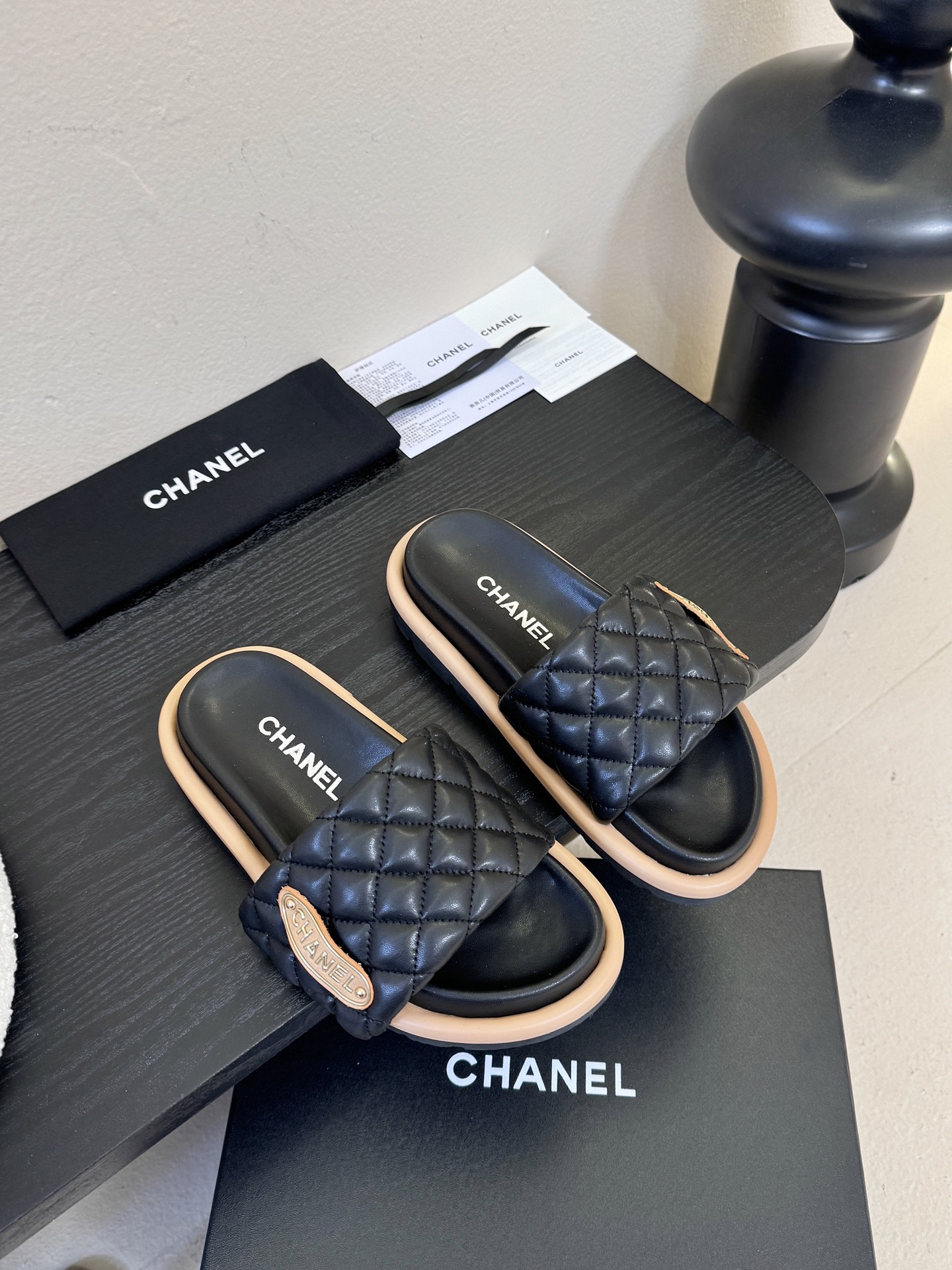 2026ss新款CHANEL小香风香奈儿拖鞋，时尚与舒适的完美融合。经典双C标志搭配璀璨水钻、精致金属装
