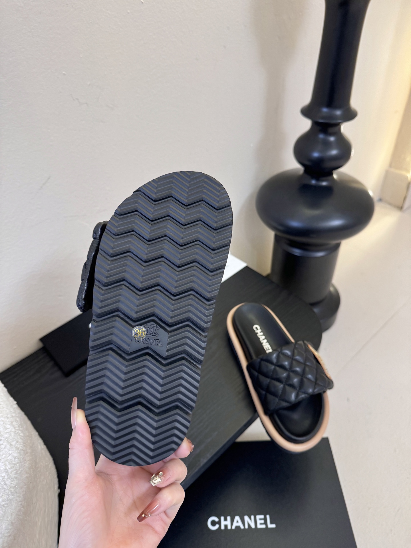 2026ss新款CHANEL小香风香奈儿拖鞋，时尚与舒适的完美融合。经典双C标志搭配璀璨水钻、精致金属装