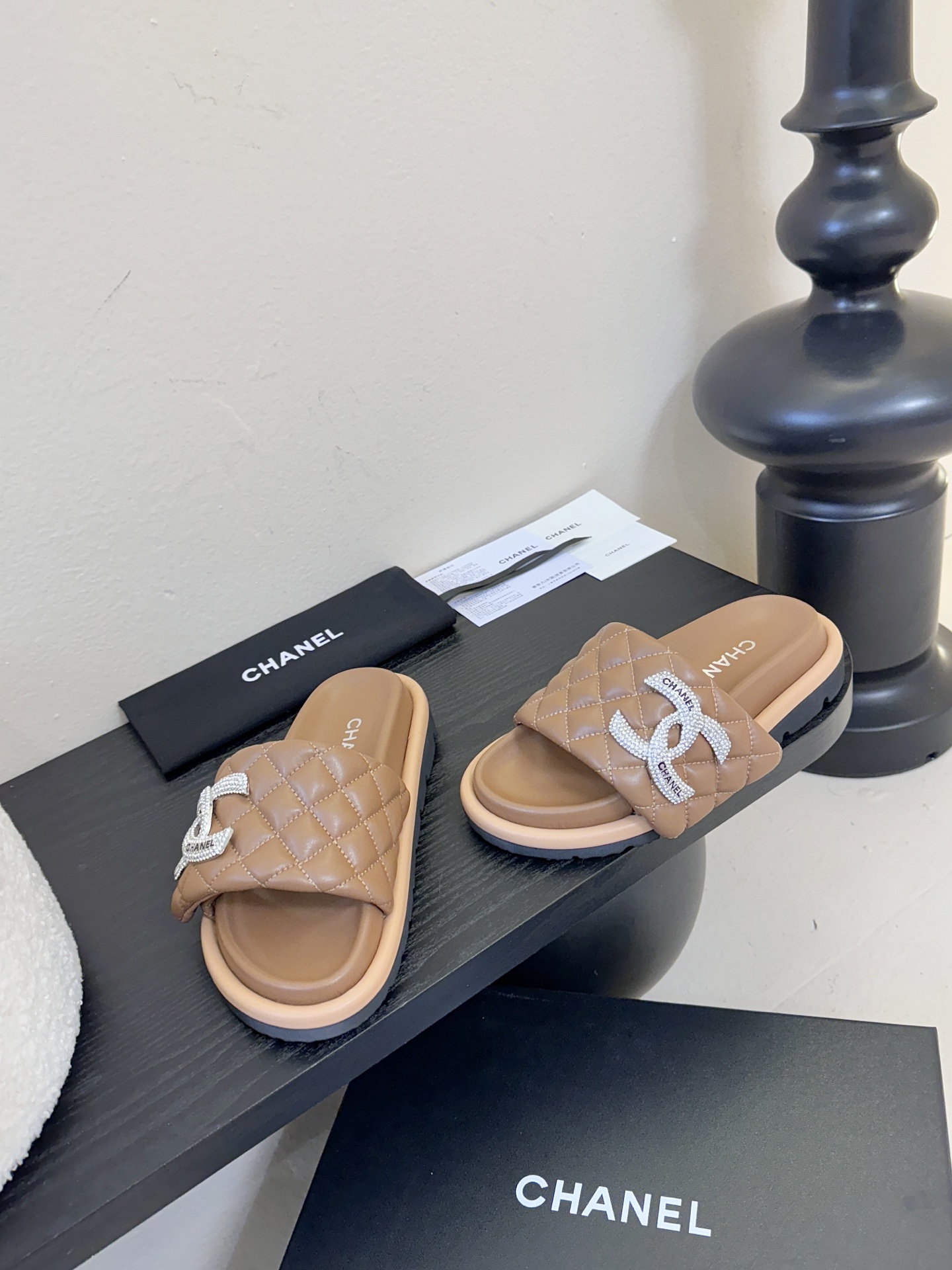 2026ss新款CHANEL小香风香奈儿拖鞋，时尚与舒适的完美融合。经典双C标志搭配璀璨水钻、精致金属装