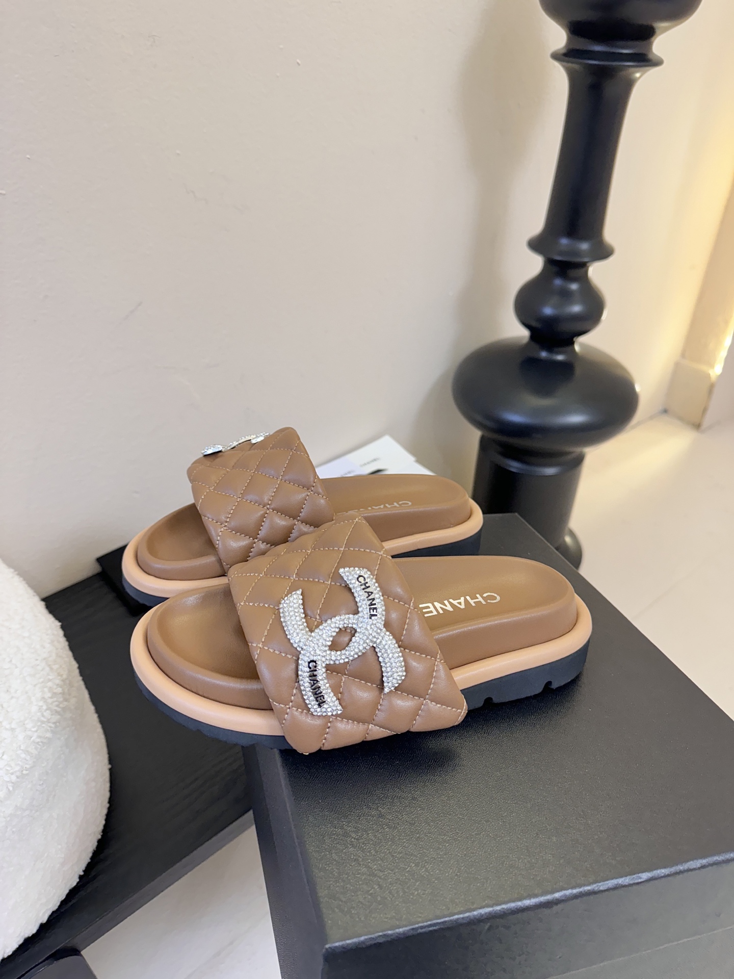 2026ss新款CHANEL小香风香奈儿拖鞋，时尚与舒适的完美融合。经典双C标志搭配璀璨水钻、精致金属装