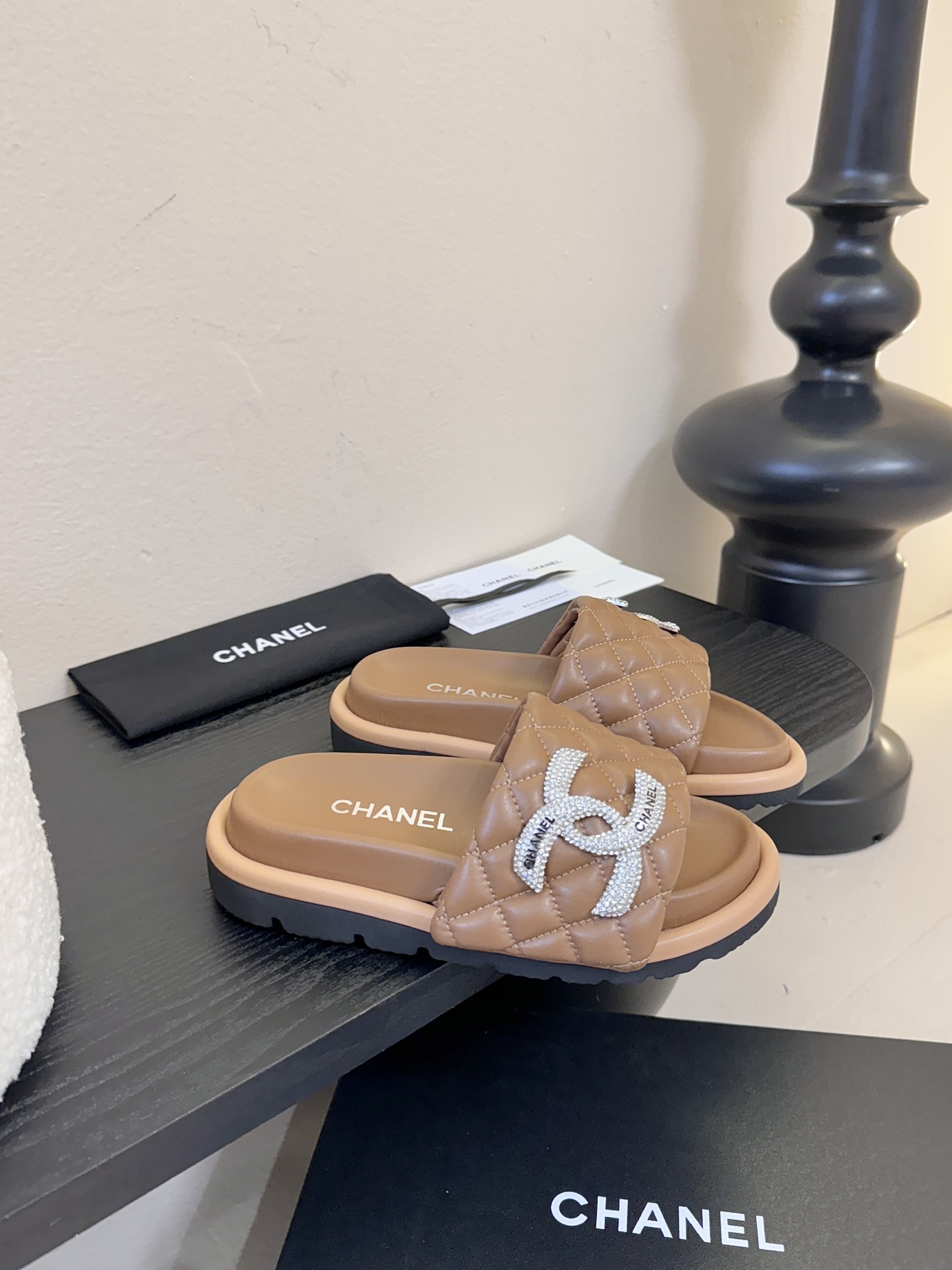 2026ss新款CHANEL小香风香奈儿拖鞋，时尚与舒适的完美融合。经典双C标志搭配璀璨水钻、精致金属装