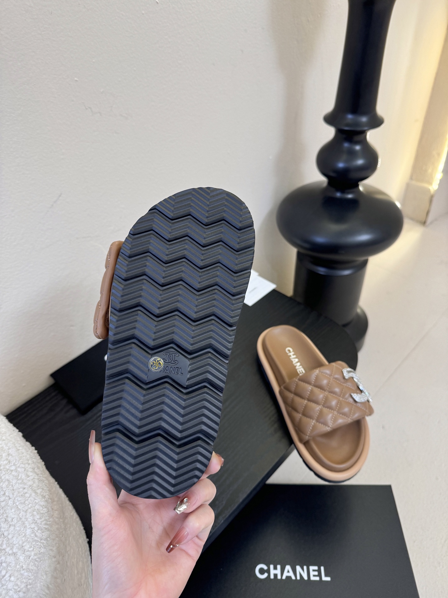 2026ss新款CHANEL小香风香奈儿拖鞋，时尚与舒适的完美融合。经典双C标志搭配璀璨水钻、精致金属装