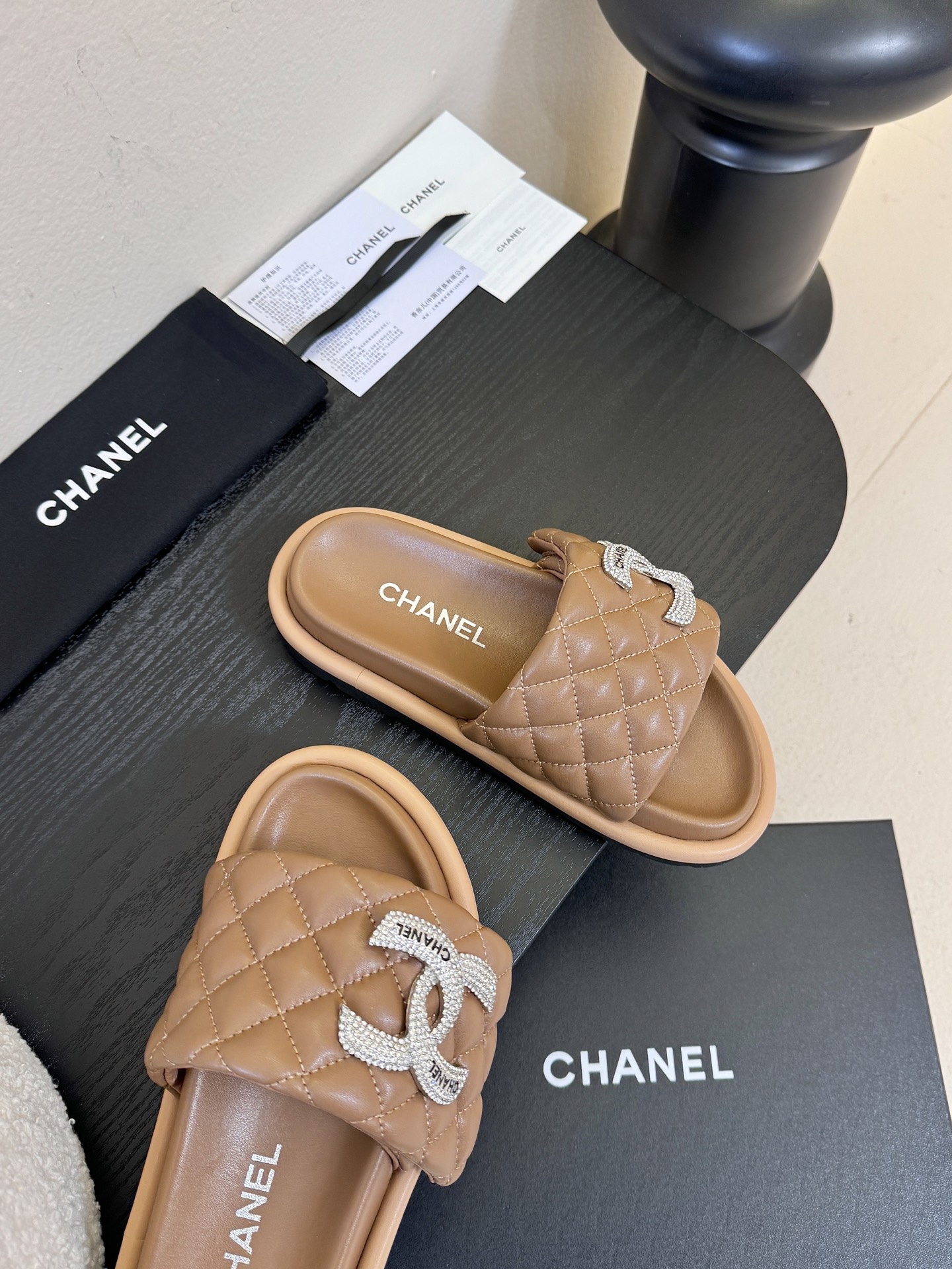 2026ss新款CHANEL小香风香奈儿拖鞋，时尚与舒适的完美融合。经典双C标志搭配璀璨水钻、精致金属装