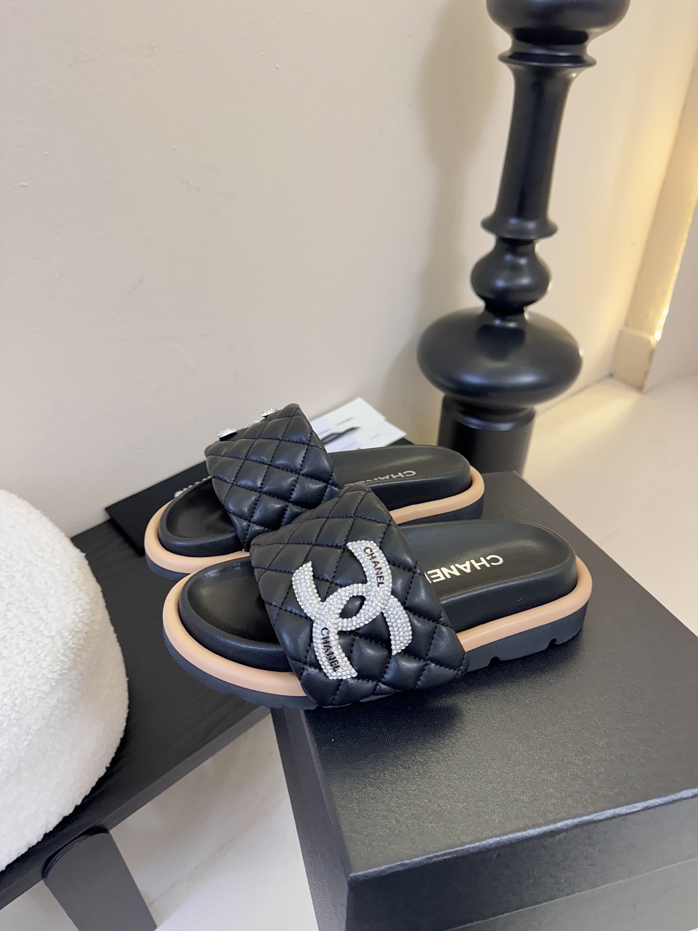 2026ss新款CHANEL小香风香奈儿拖鞋，时尚与舒适的完美融合。经典双C标志搭配璀璨水钻、精致金属装