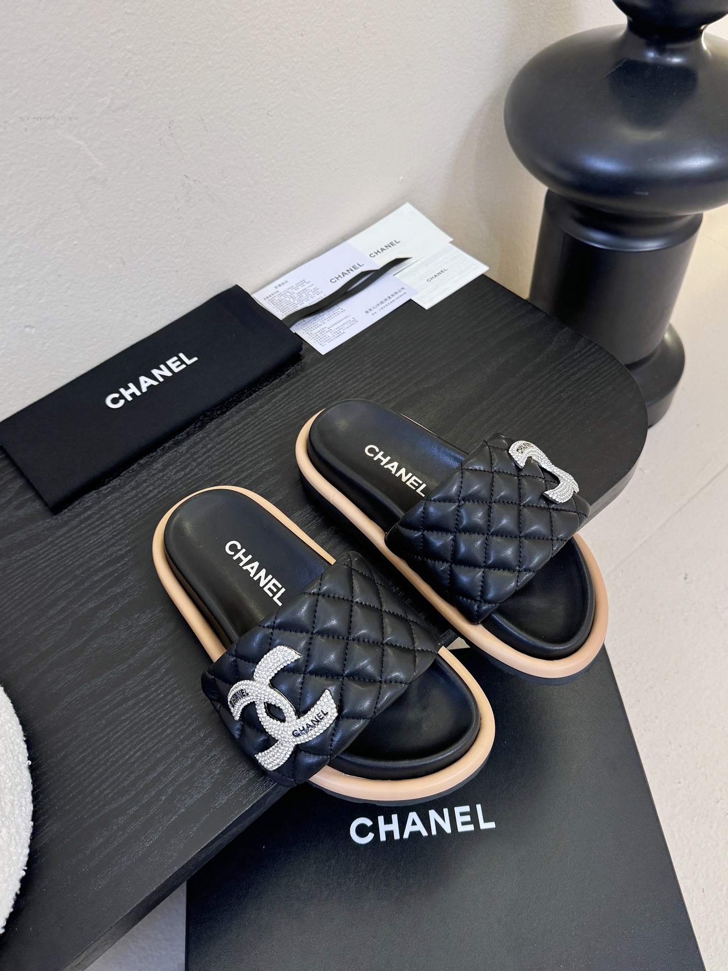 2026ss新款CHANEL小香风香奈儿拖鞋，时尚与舒适的完美融合。经典双C标志搭配璀璨水钻、精致金属装