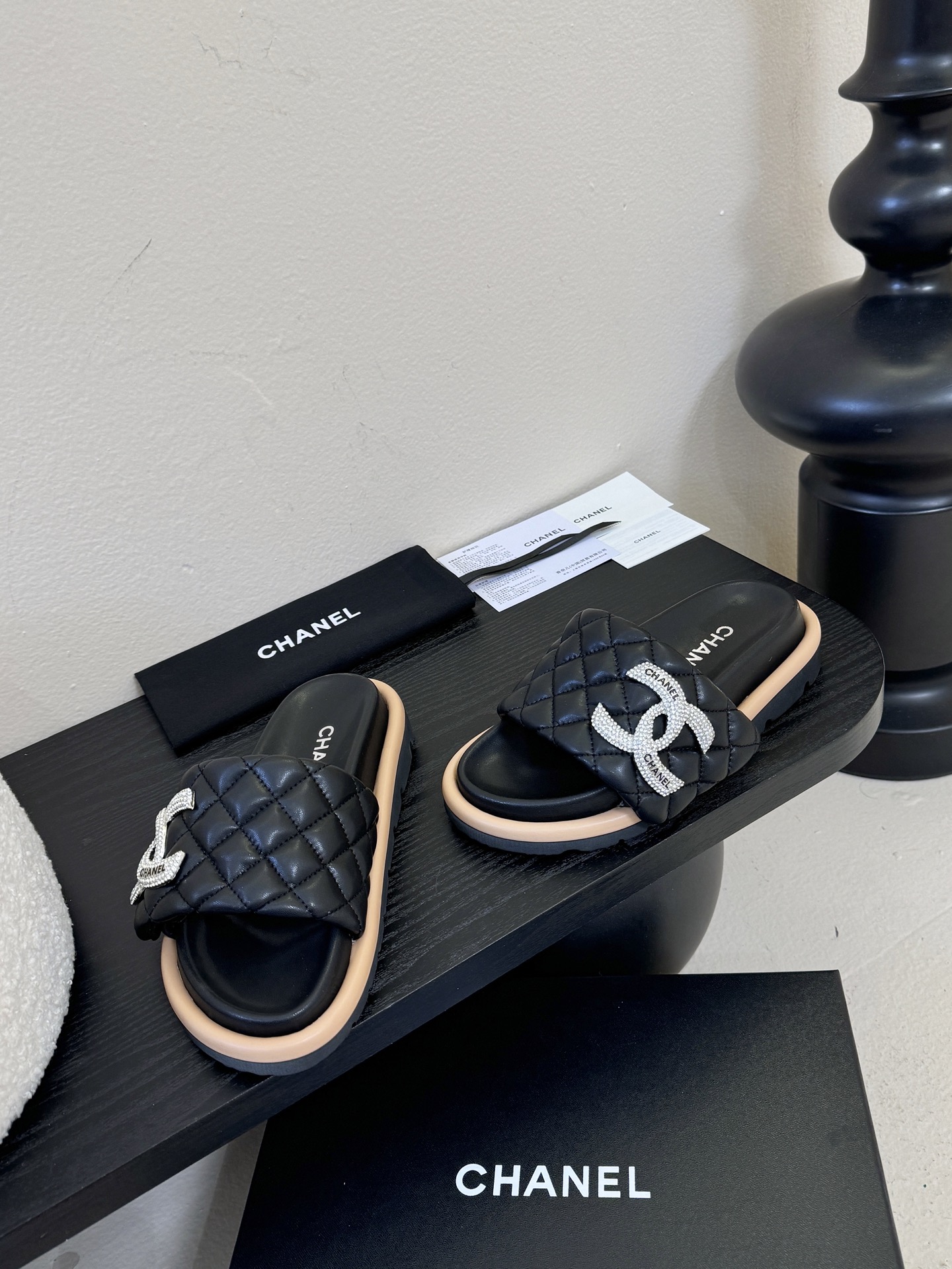 2026ss新款CHANEL小香风香奈儿拖鞋，时尚与舒适的完美融合。经典双C标志搭配璀璨水钻、精致金属装