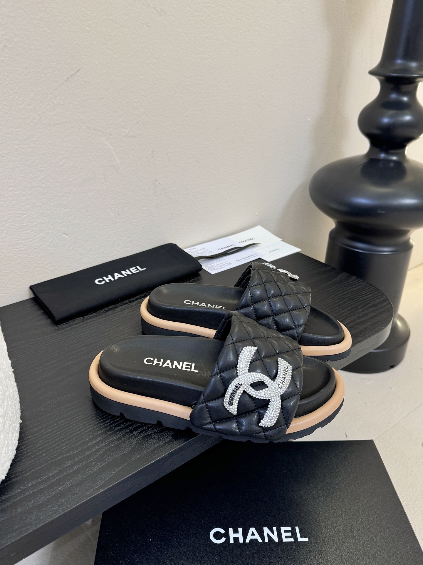 2026ss新款CHANEL小香风香奈儿拖鞋，时尚与舒适的完美融合。经典双C标志搭配璀璨水钻、精致金属装