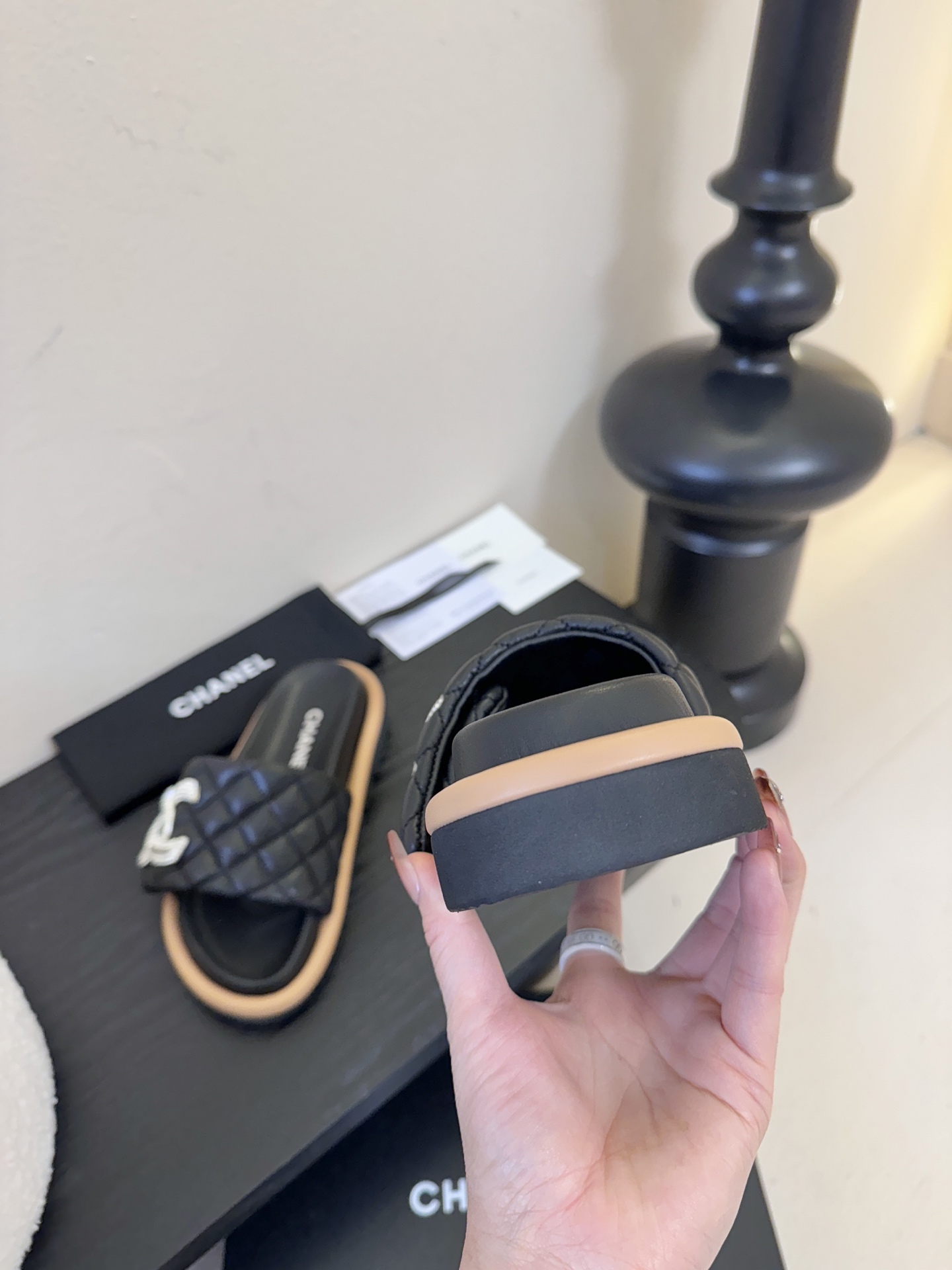 2026ss新款CHANEL小香风香奈儿拖鞋，时尚与舒适的完美融合。经典双C标志搭配璀璨水钻、精致金属装