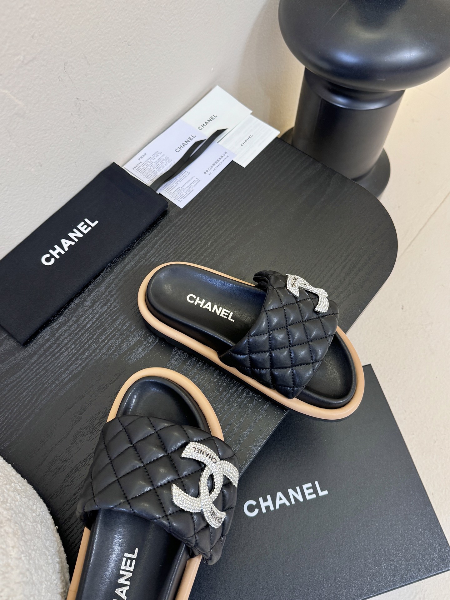 2026ss新款CHANEL小香风香奈儿拖鞋，时尚与舒适的完美融合。经典双C标志搭配璀璨水钻、精致金属装