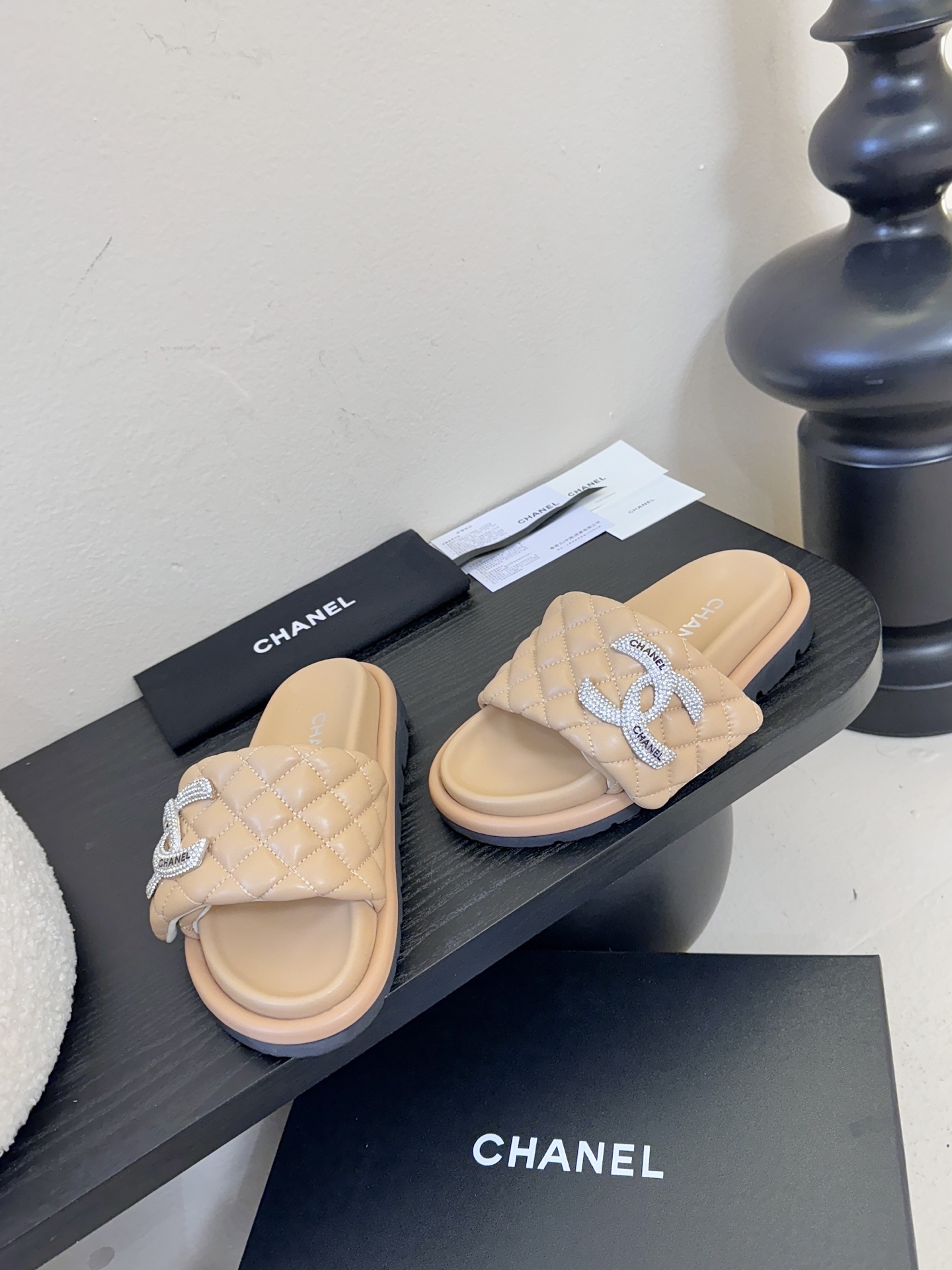 2026ss新款CHANEL小香风香奈儿拖鞋，时尚与舒适的完美融合。经典双C标志搭配璀璨水钻、精致金属装