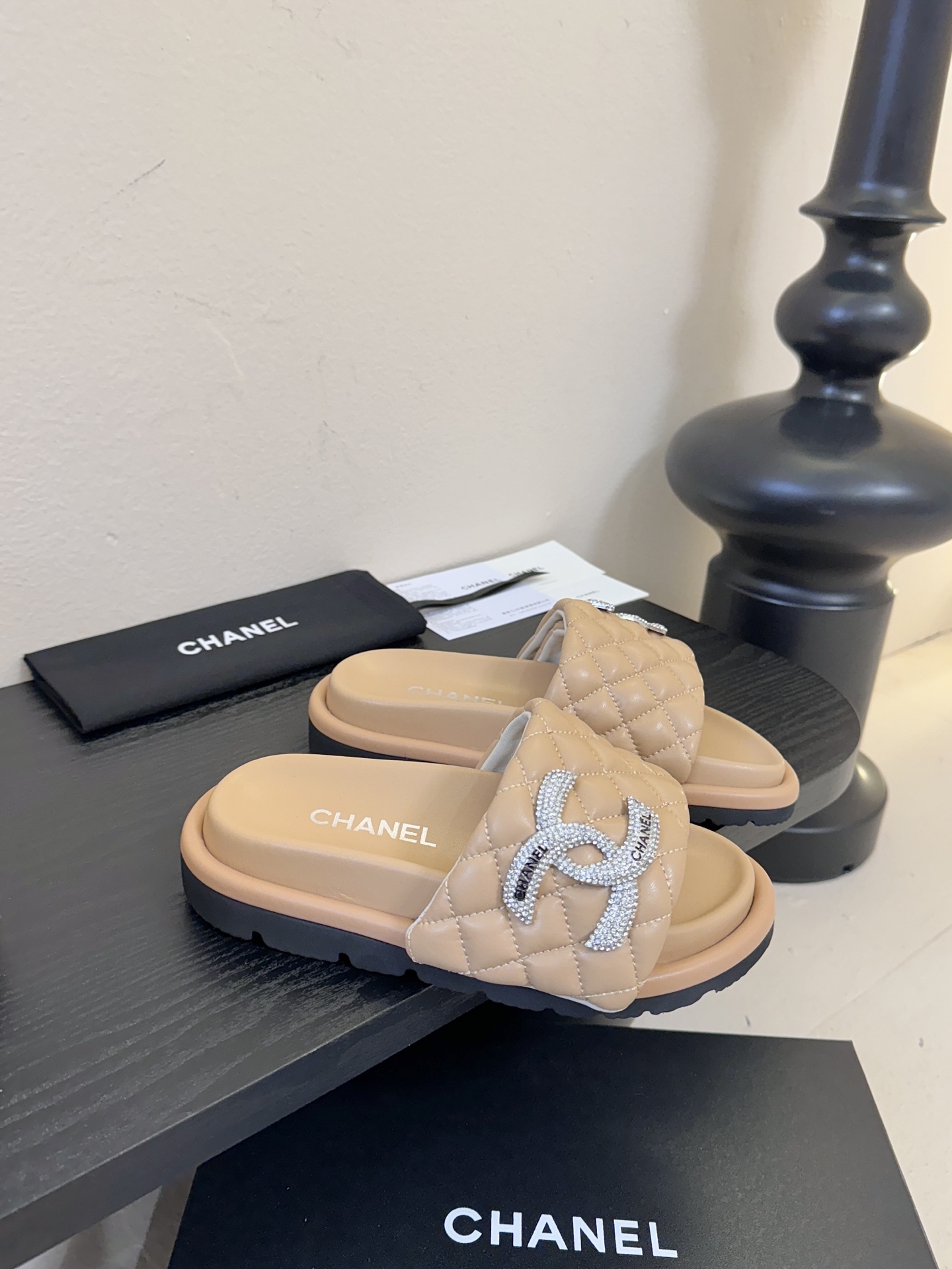 2026ss新款CHANEL小香风香奈儿拖鞋，时尚与舒适的完美融合。经典双C标志搭配璀璨水钻、精致金属装