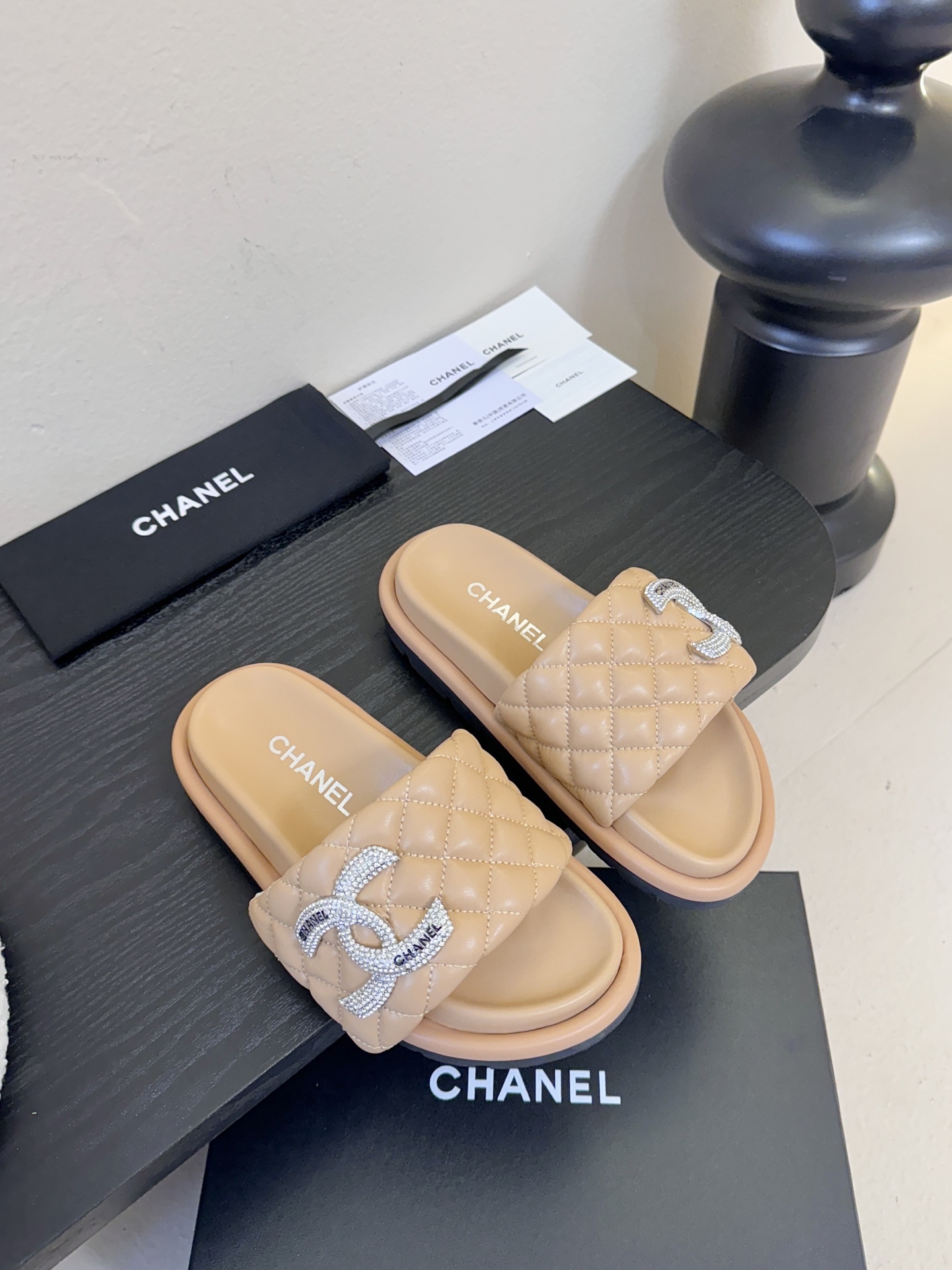 2026ss新款CHANEL小香风香奈儿拖鞋，时尚与舒适的完美融合。经典双C标志搭配璀璨水钻、精致金属装