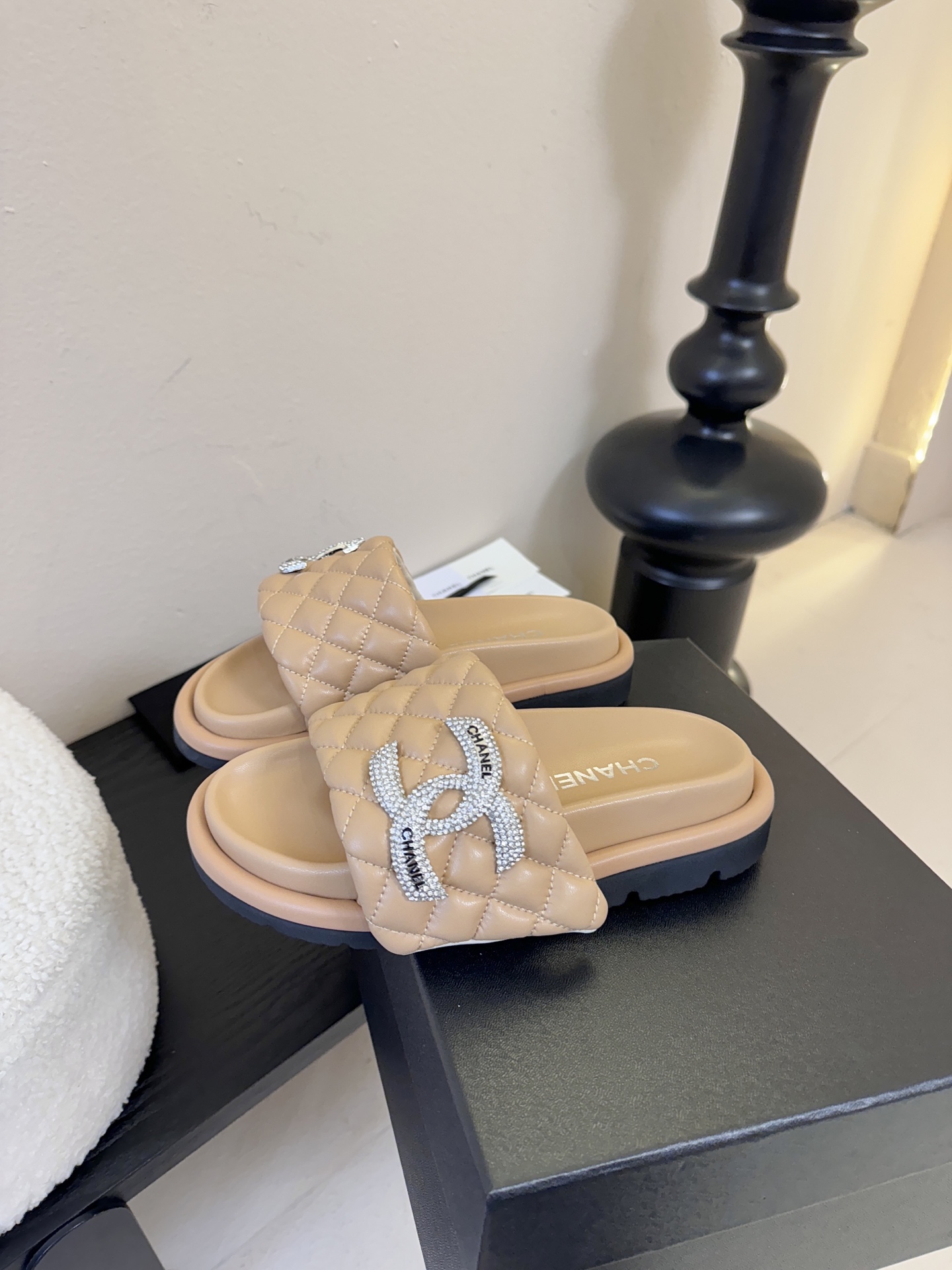 2026ss新款CHANEL小香风香奈儿拖鞋，时尚与舒适的完美融合。经典双C标志搭配璀璨水钻、精致金属装