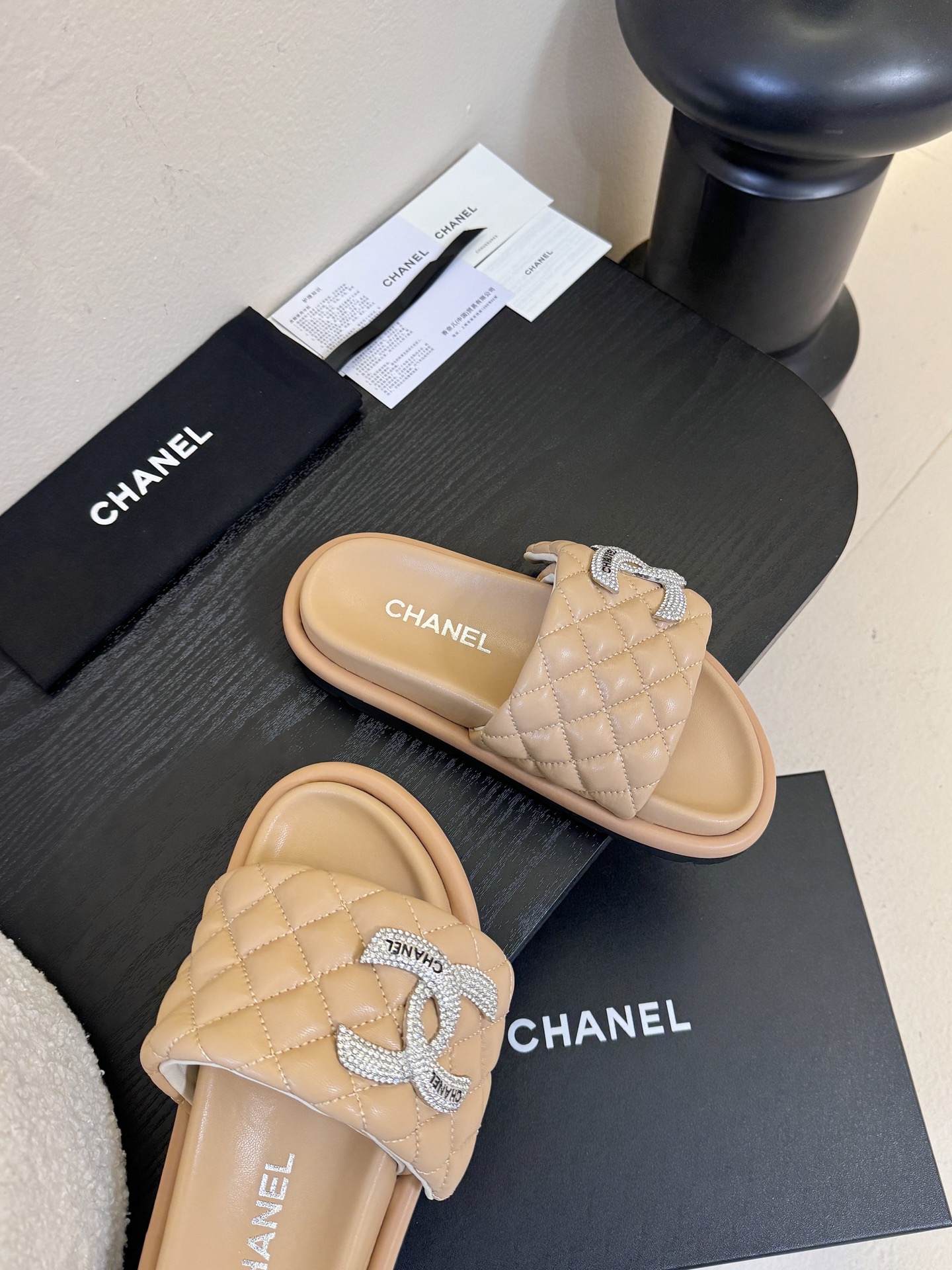 2026ss新款CHANEL小香风香奈儿拖鞋，时尚与舒适的完美融合。经典双C标志搭配璀璨水钻、精致金属装