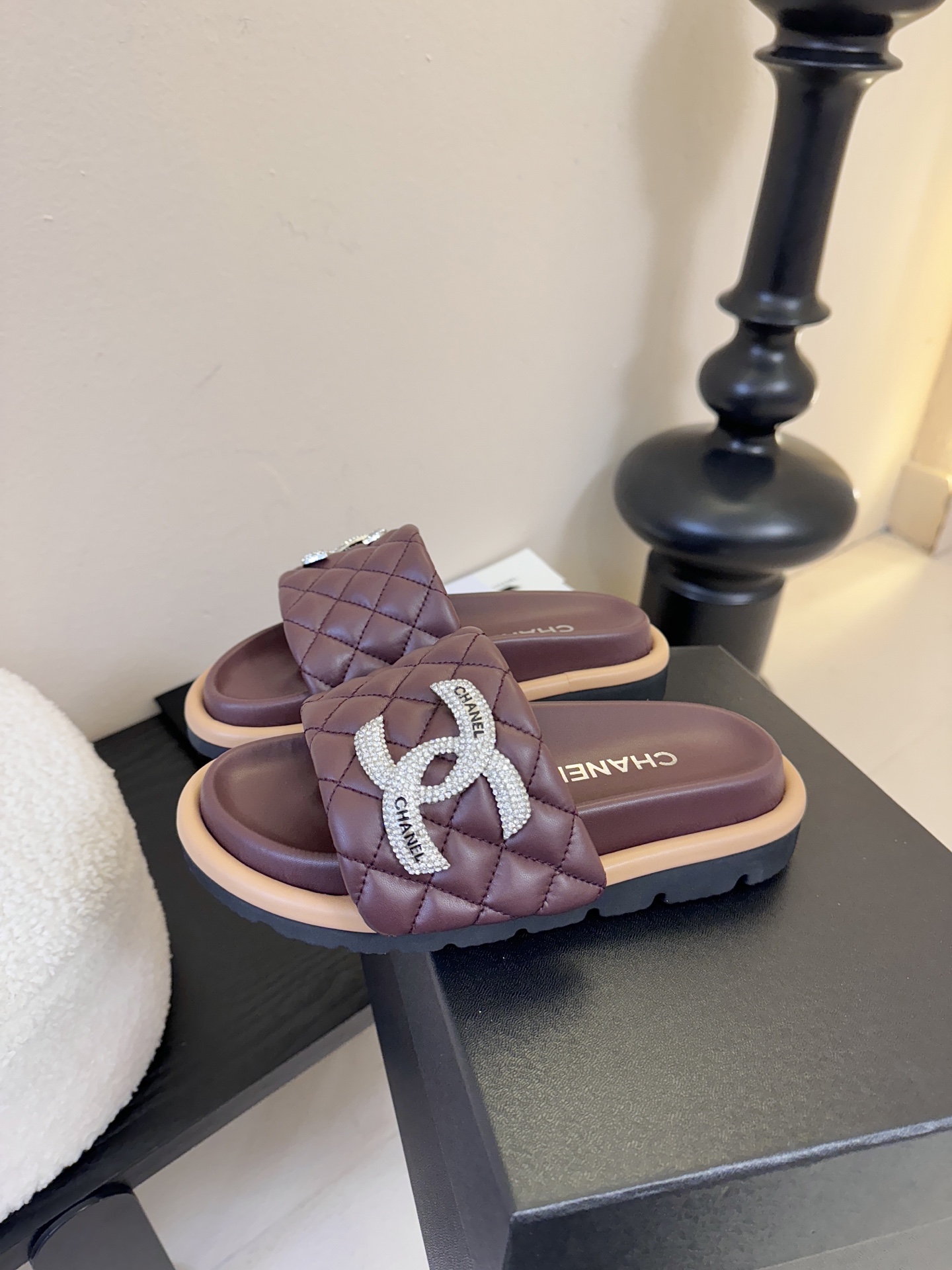 2026ss新款CHANEL小香风香奈儿拖鞋，时尚与舒适的完美融合。经典双C标志搭配璀璨水钻、精致金属装