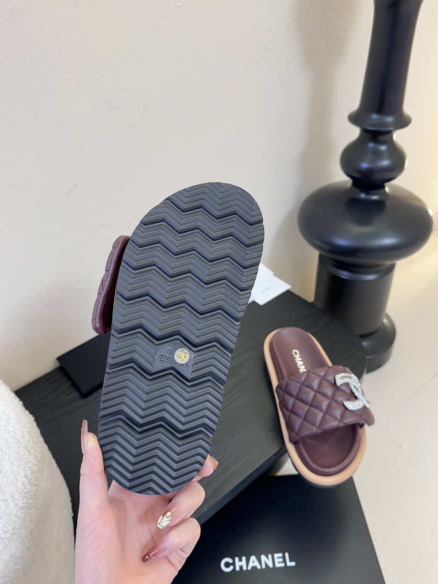 2026ss新款CHANEL小香风香奈儿拖鞋，时尚与舒适的完美融合。经典双C标志搭配璀璨水钻、精致金属装