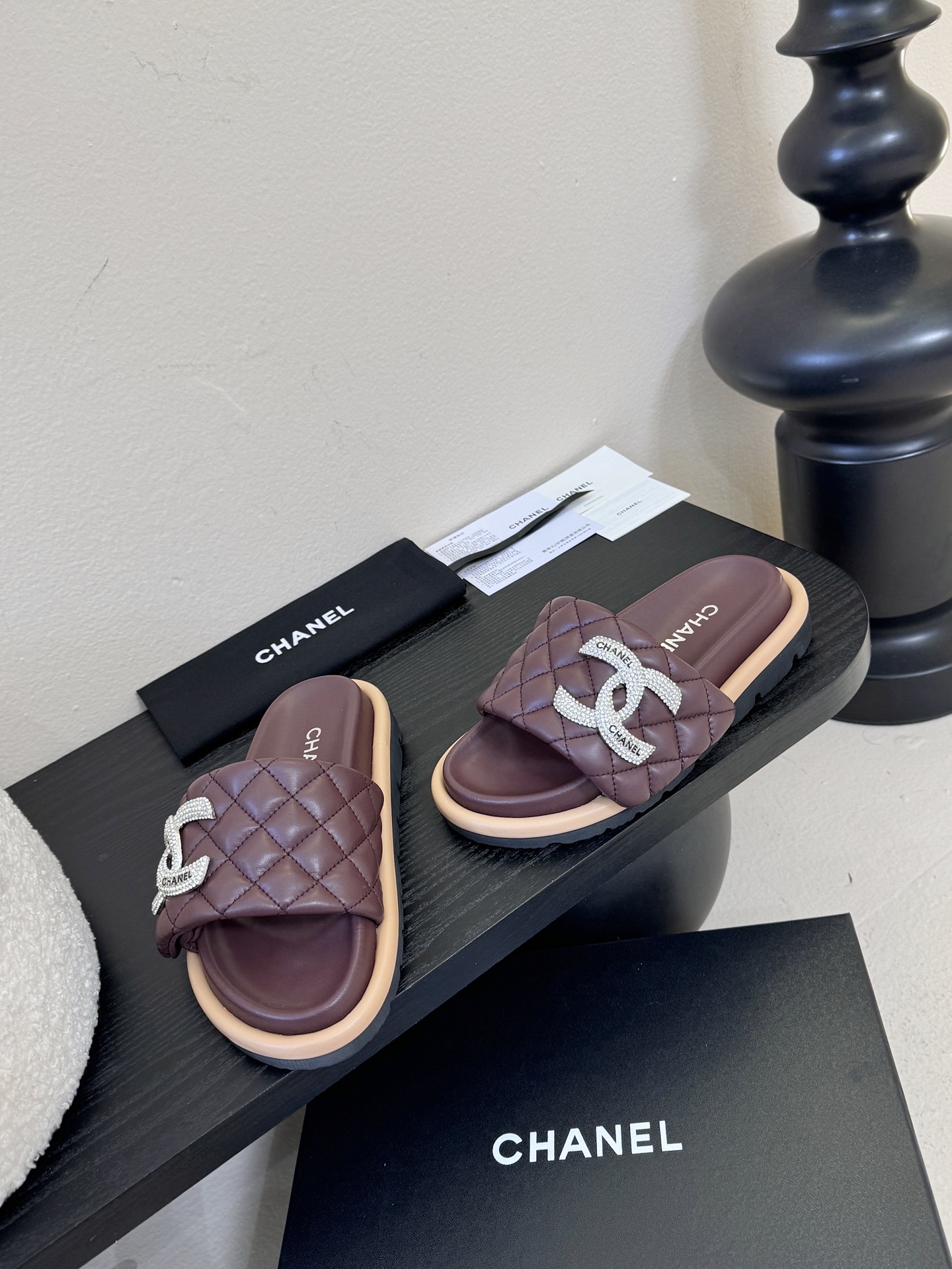 2026ss新款CHANEL小香风香奈儿拖鞋，时尚与舒适的完美融合。经典双C标志搭配璀璨水钻、精致金属装