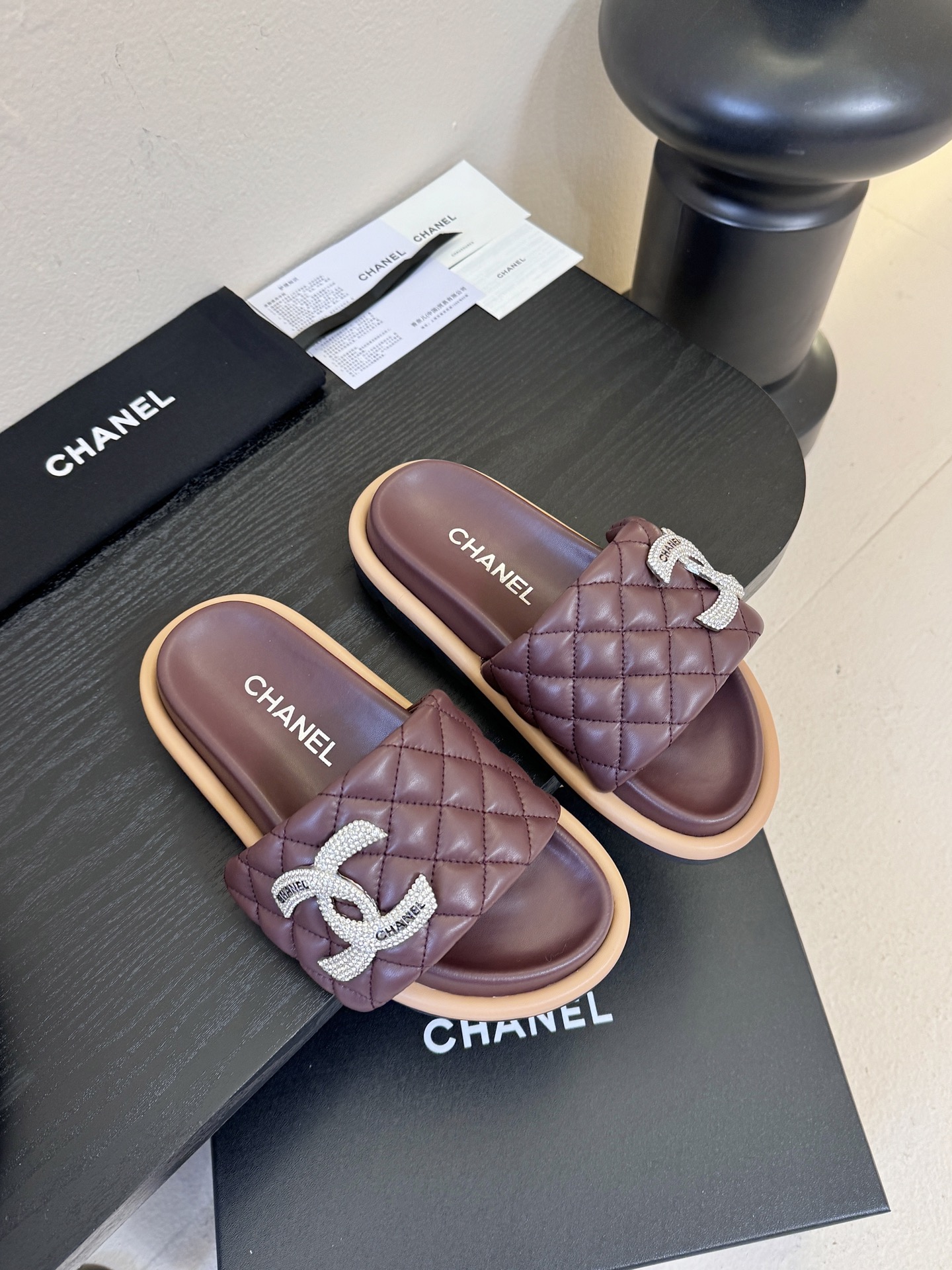 2026ss新款CHANEL小香风香奈儿拖鞋，时尚与舒适的完美融合。经典双C标志搭配璀璨水钻、精致金属装