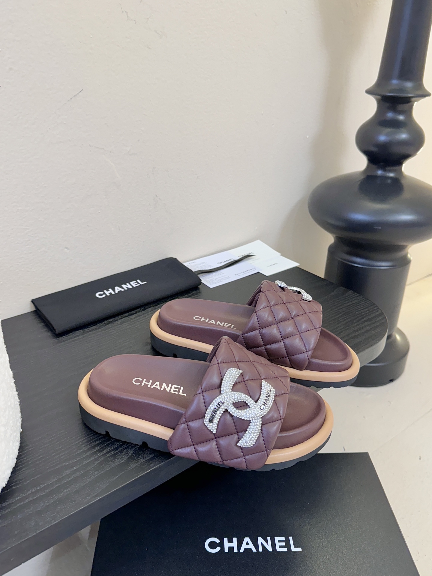 2026ss新款CHANEL小香风香奈儿拖鞋，时尚与舒适的完美融合。经典双C标志搭配璀璨水钻、精致金属装