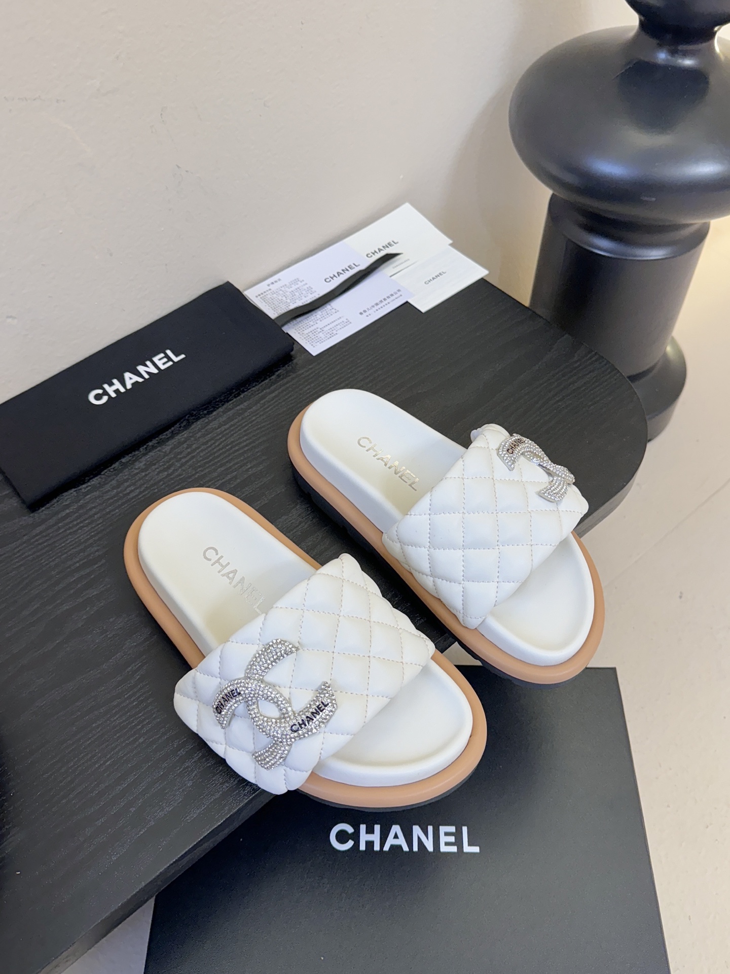 NO:706099,2026ss new CHANEL small fragrance Chanel slippers, the perfect fusion of fashion and comfort. The classic double C logo is paired with bright rhinestones and exquisite metal decoration, which is gorgeous and eye-catching. The simple clip-toe design fits the line of the foot, showing elegance and casualness when walking. Whether you are strolling on vacation or daily outing, it can add unique charm to you and is a must-have item for fashionistas' shoe cabinets. Original upper material, inner sheepskin Shoe size:  35-39 (40 and 41 are custom-made and cannot be returned or exchanged), slippers, chanel, chanel, slippers, sheepskin198609092026ss新款CHANEL小香风香奈儿拖鞋,时尚与舒适的完美融合.经典双C标志搭配璀璨水钻、精致金属装饰,华丽吸睛.简约夹趾设计,贴合脚部线条,行走间尽显优雅随性.无论是漫步度假还是日常出街,它都能为你增添独特魅力,是时尚达人鞋柜必备单品 鞋面原版材质,内羊皮 鞋码: 35-39（40、41定做不退换）,拖鞋,chanel,chanel,slippers,sheepskin,Women's Shoes