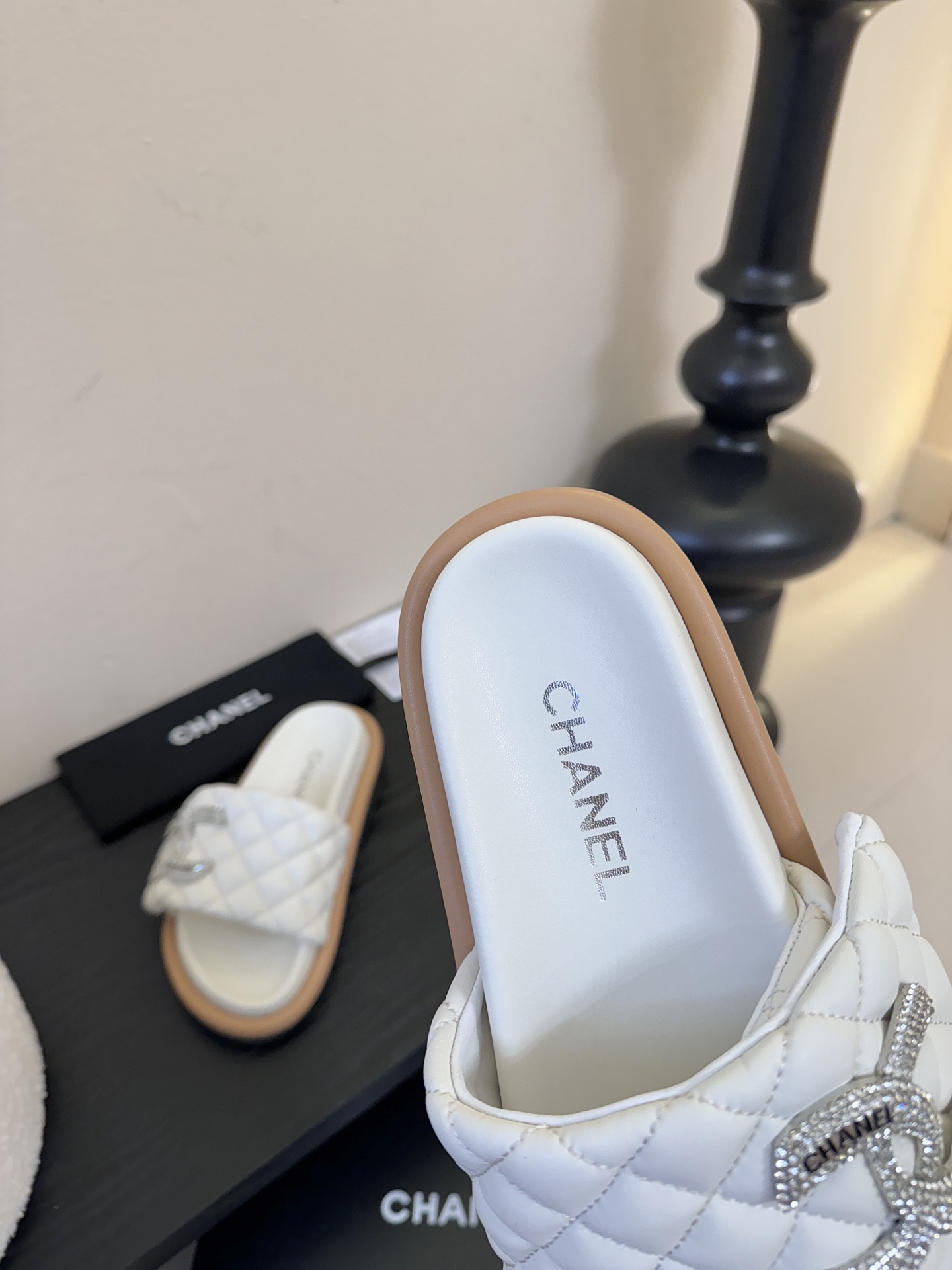 2026ss新款CHANEL小香风香奈儿拖鞋，时尚与舒适的完美融合。经典双C标志搭配璀璨水钻、精致金属装