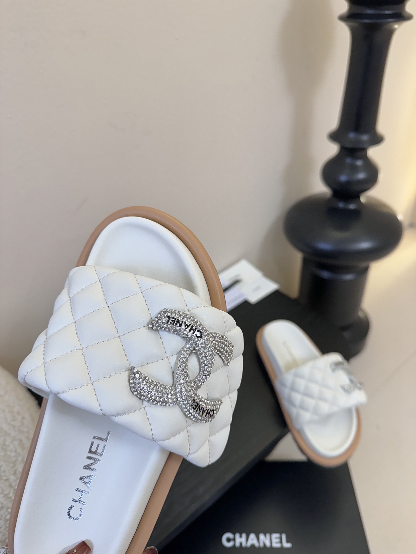 2026ss新款CHANEL小香风香奈儿拖鞋，时尚与舒适的完美融合。经典双C标志搭配璀璨水钻、精致金属装