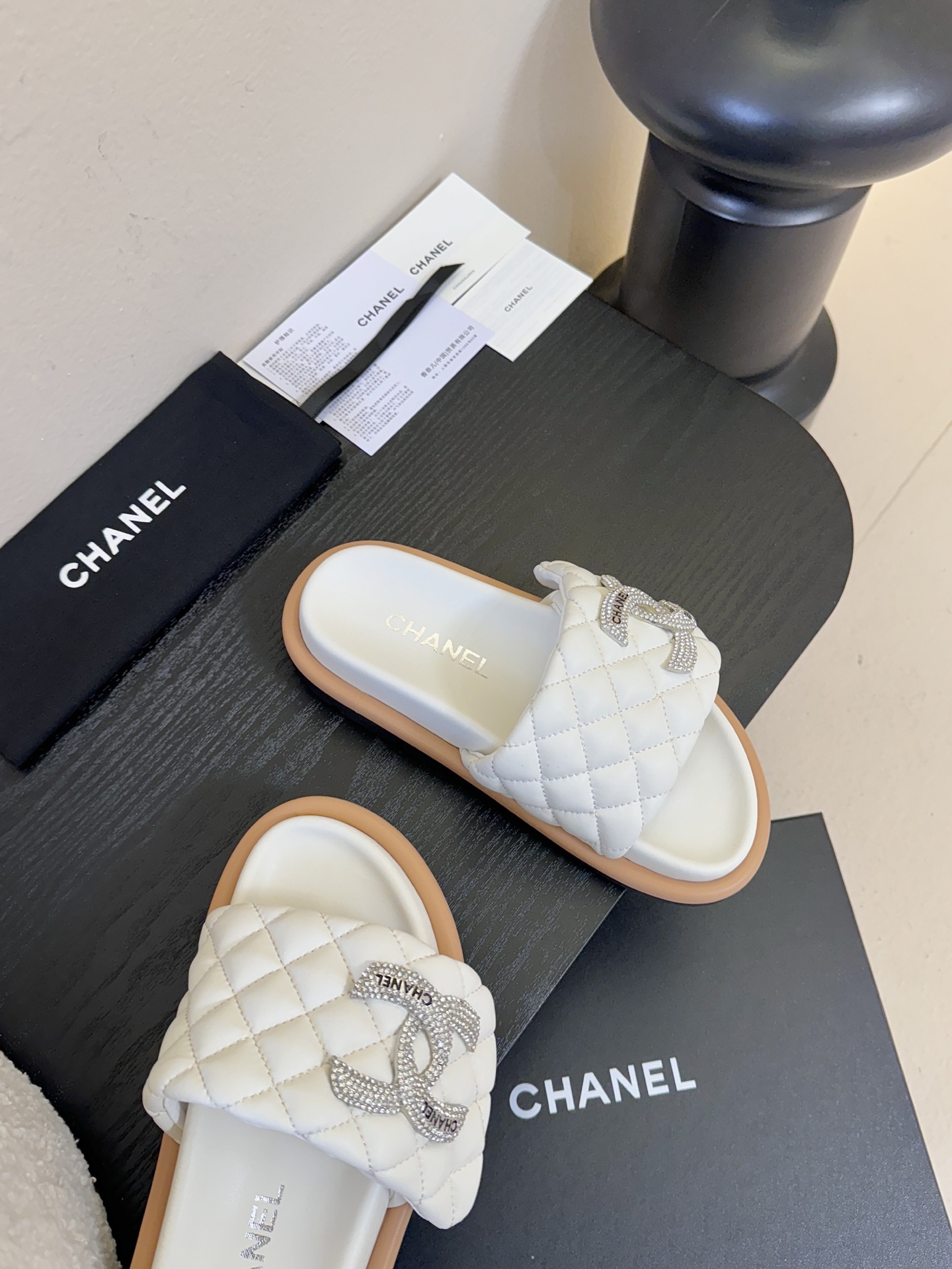 2026ss新款CHANEL小香风香奈儿拖鞋，时尚与舒适的完美融合。经典双C标志搭配璀璨水钻、精致金属装