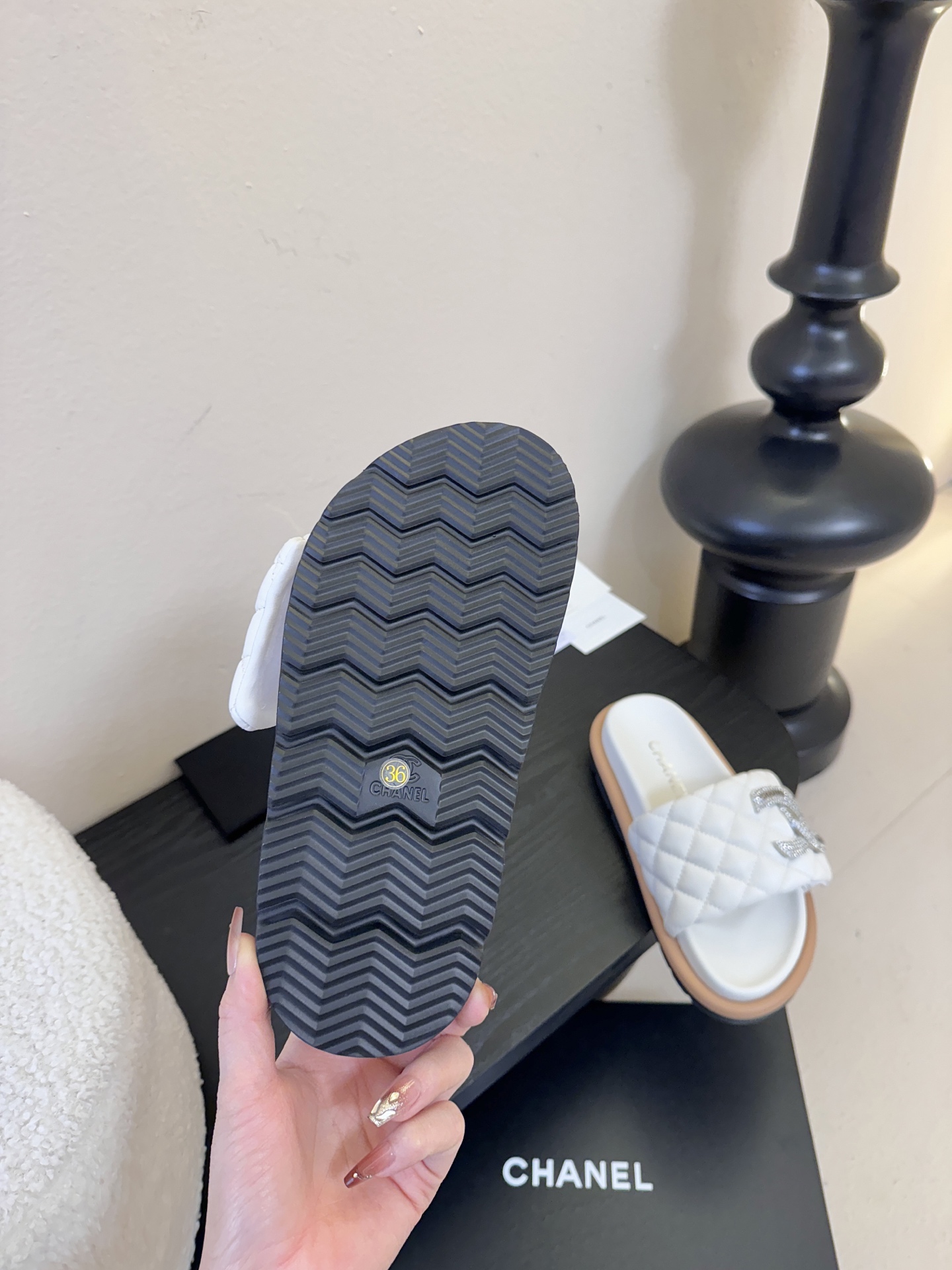 2026ss新款CHANEL小香风香奈儿拖鞋，时尚与舒适的完美融合。经典双C标志搭配璀璨水钻、精致金属装