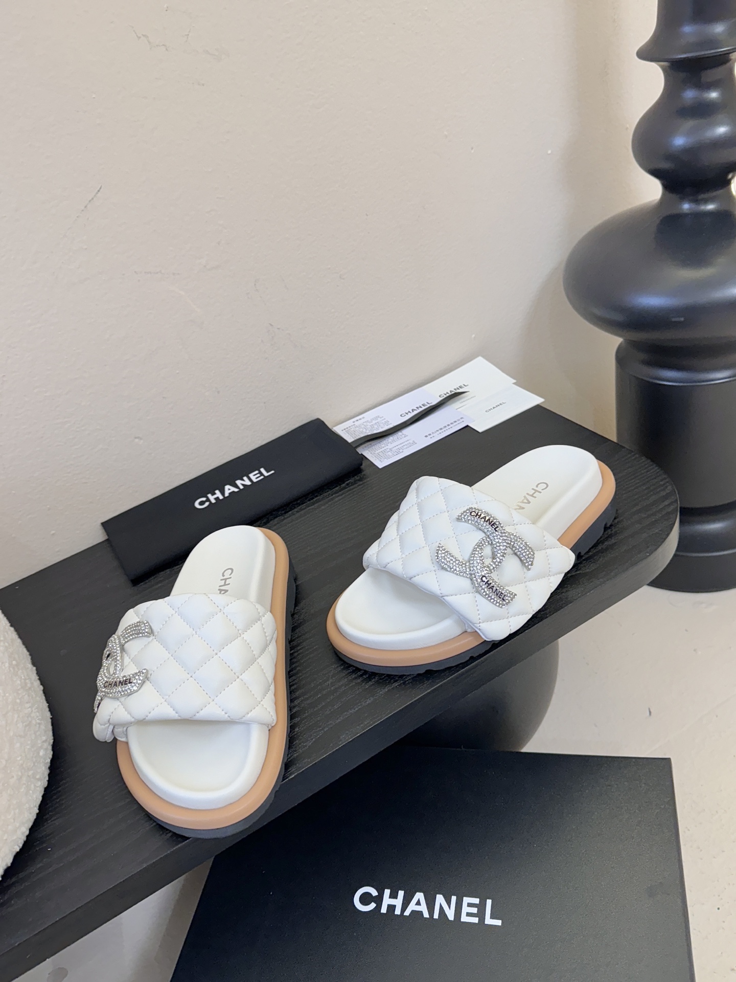 2026ss新款CHANEL小香风香奈儿拖鞋，时尚与舒适的完美融合。经典双C标志搭配璀璨水钻、精致金属装
