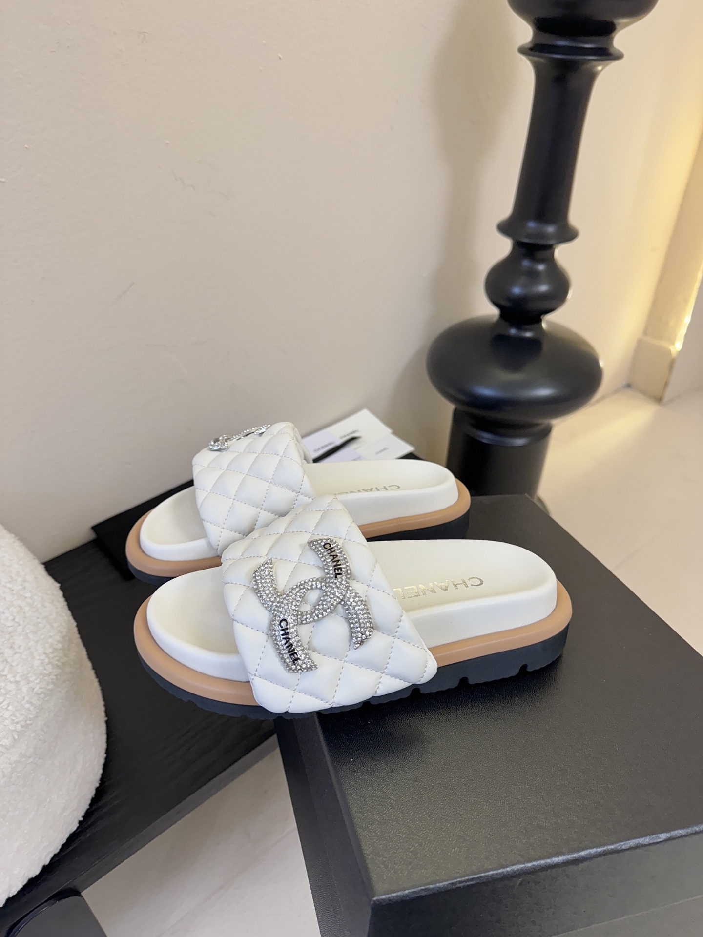 2026ss新款CHANEL小香风香奈儿拖鞋，时尚与舒适的完美融合。经典双C标志搭配璀璨水钻、精致金属装