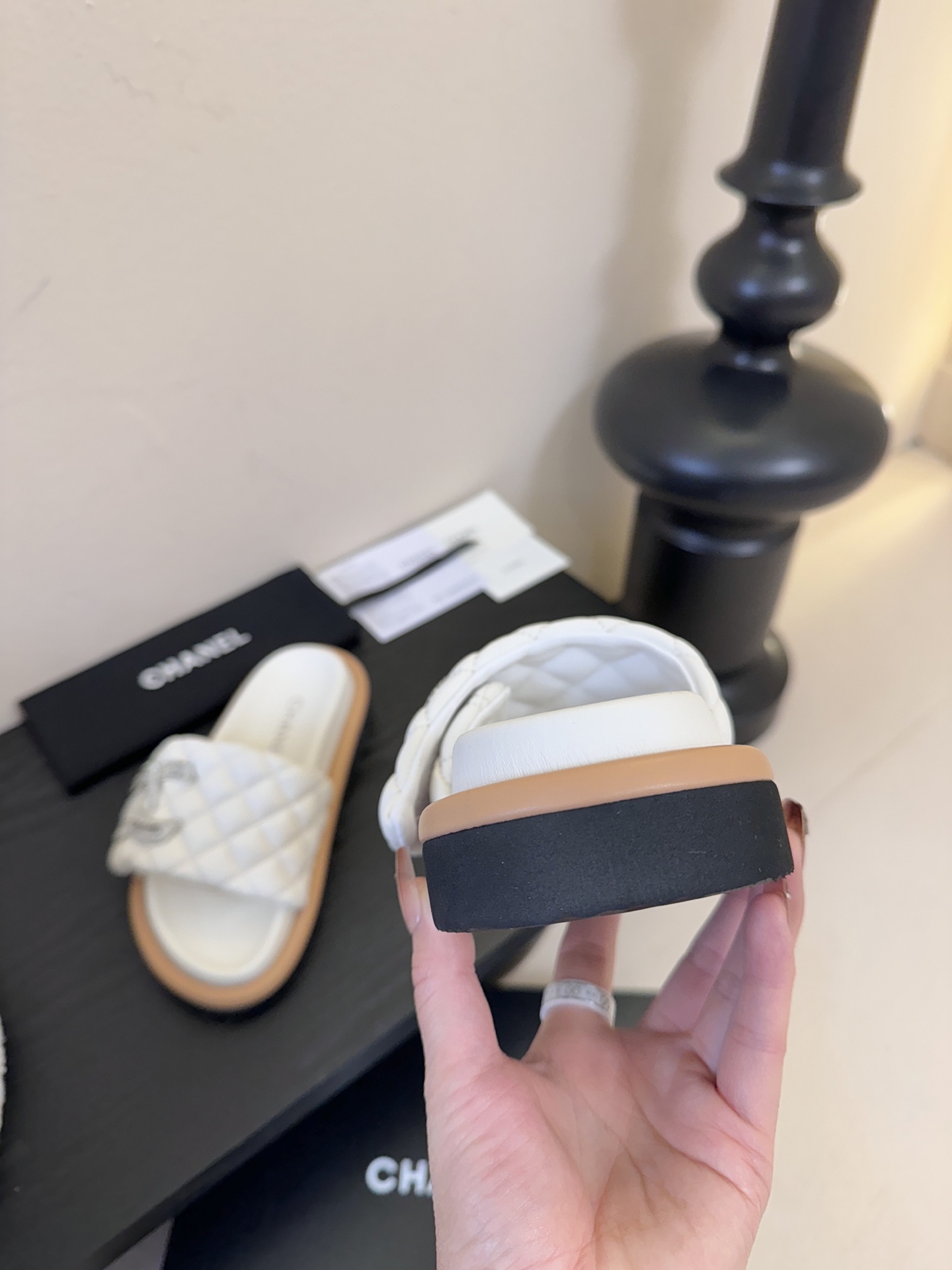 2026ss新款CHANEL小香风香奈儿拖鞋，时尚与舒适的完美融合。经典双C标志搭配璀璨水钻、精致金属装