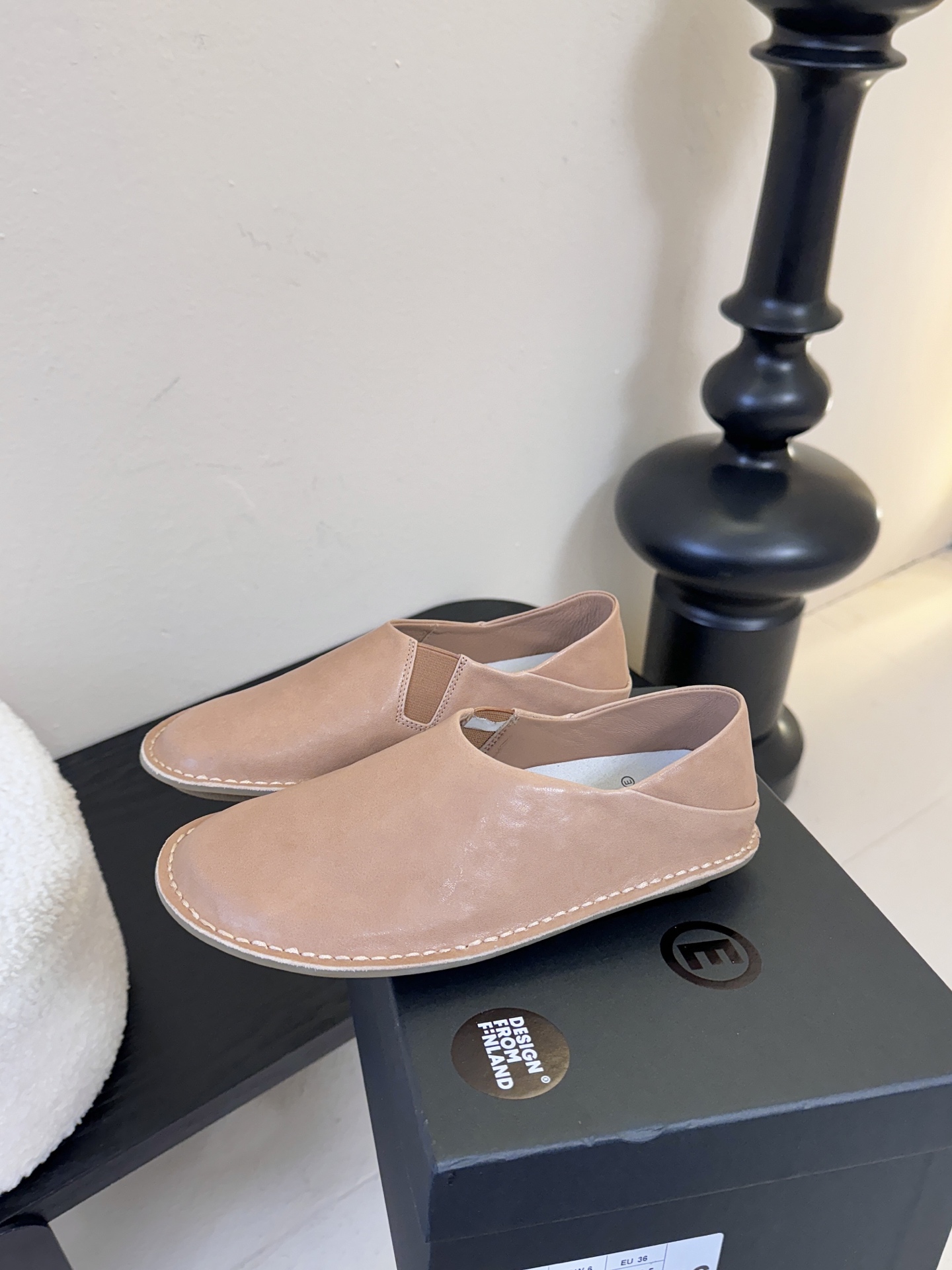 VIBAe来自芬兰，由五位挚友以冒险精神创立的鞋履品牌。“VIBAe”在芬兰语中意为“氛围”，而这个词语