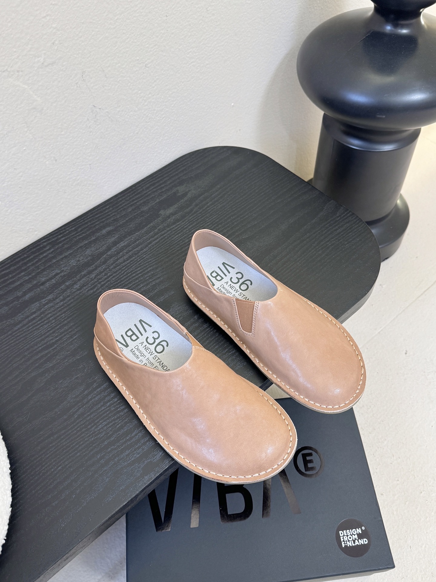 VIBAe来自芬兰，由五位挚友以冒险精神创立的鞋履品牌。“VIBAe”在芬兰语中意为“氛围”，而这个词语