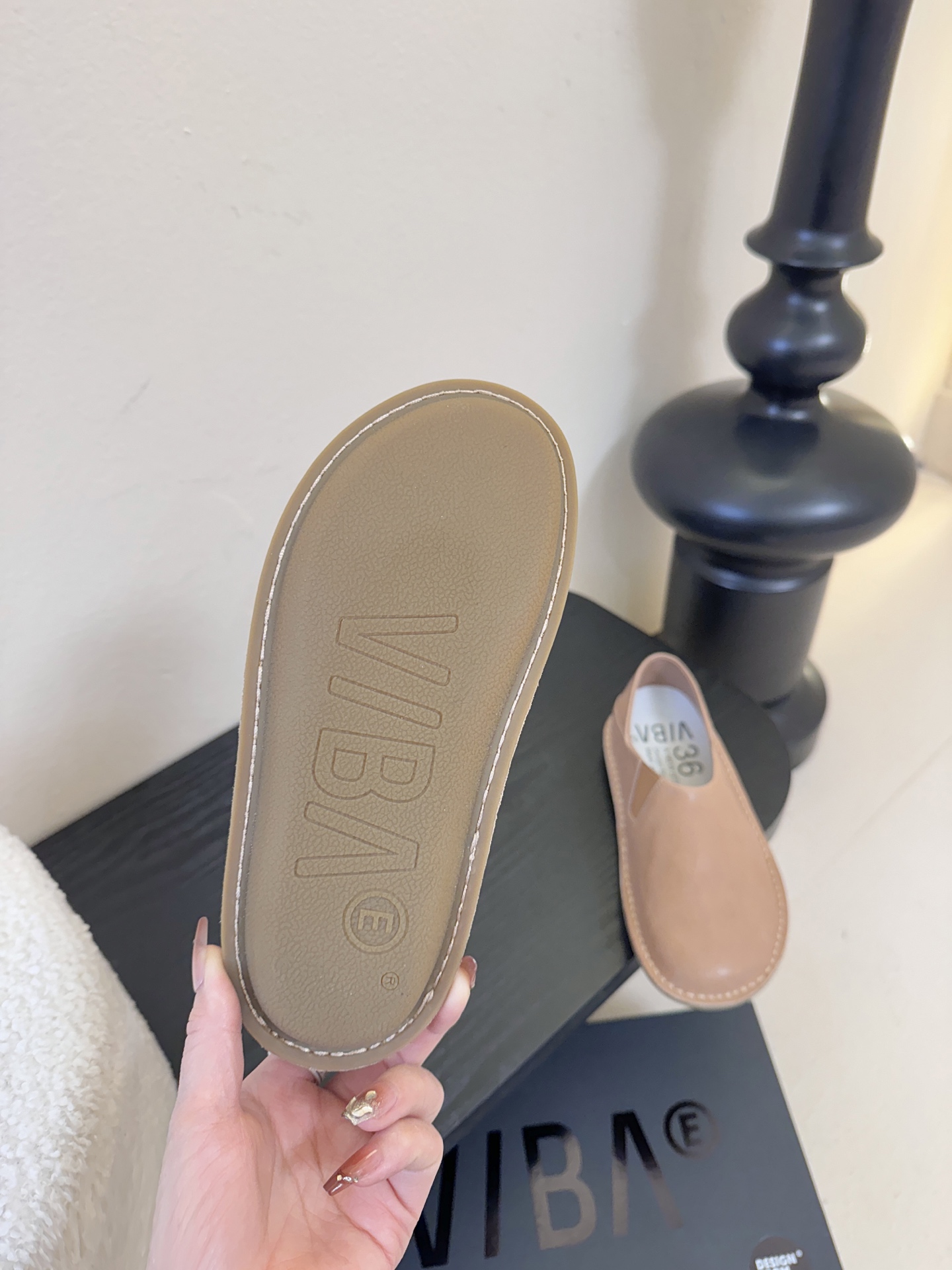 VIBAe来自芬兰，由五位挚友以冒险精神创立的鞋履品牌。“VIBAe”在芬兰语中意为“氛围”，而这个词语