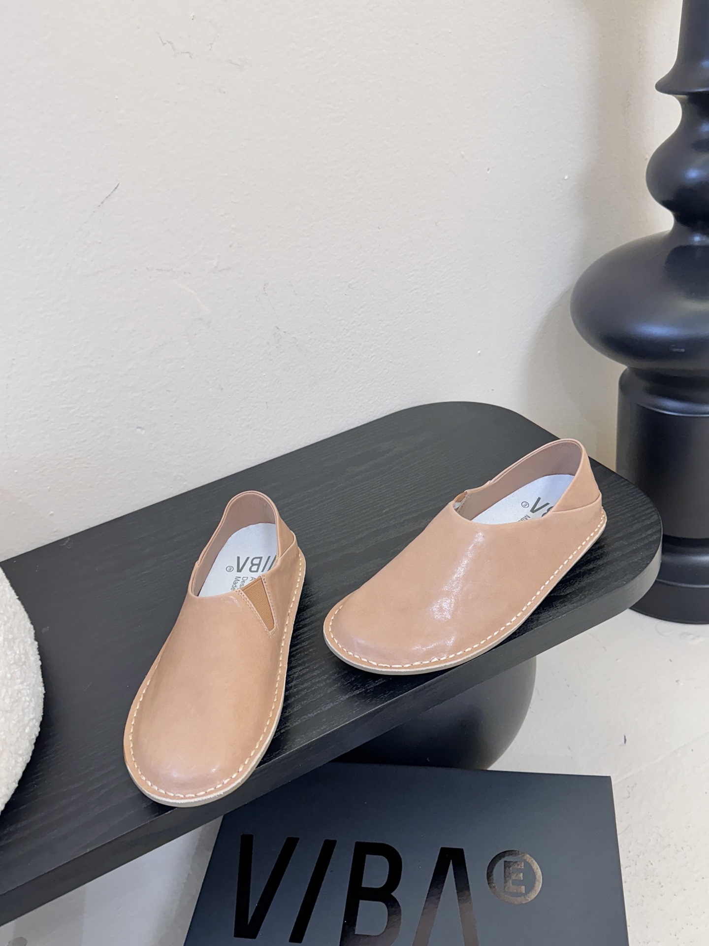 VIBAe来自芬兰，由五位挚友以冒险精神创立的鞋履品牌。“VIBAe”在芬兰语中意为“氛围”，而这个词语