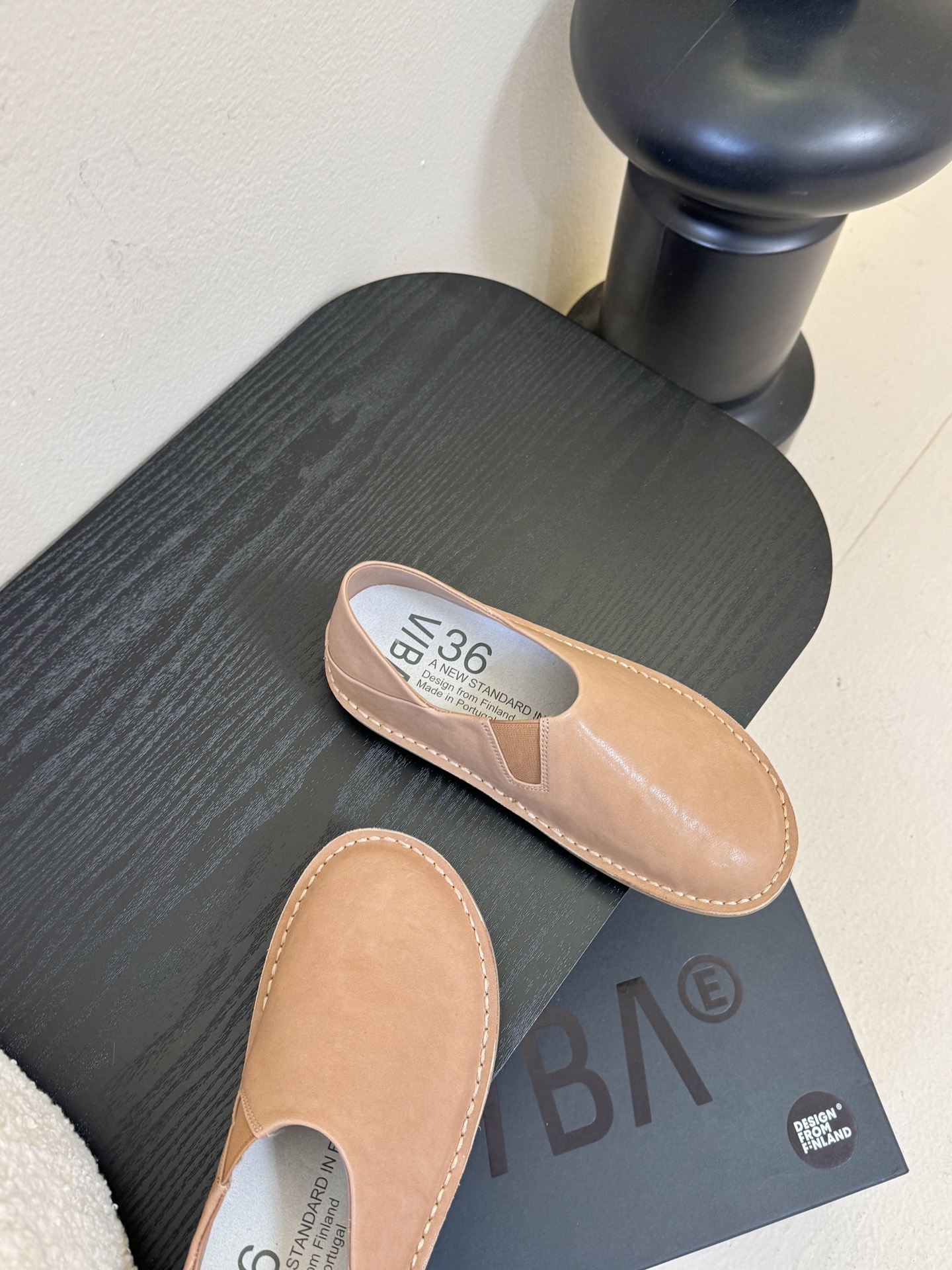 VIBAe来自芬兰，由五位挚友以冒险精神创立的鞋履品牌。“VIBAe”在芬兰语中意为“氛围”，而这个词语