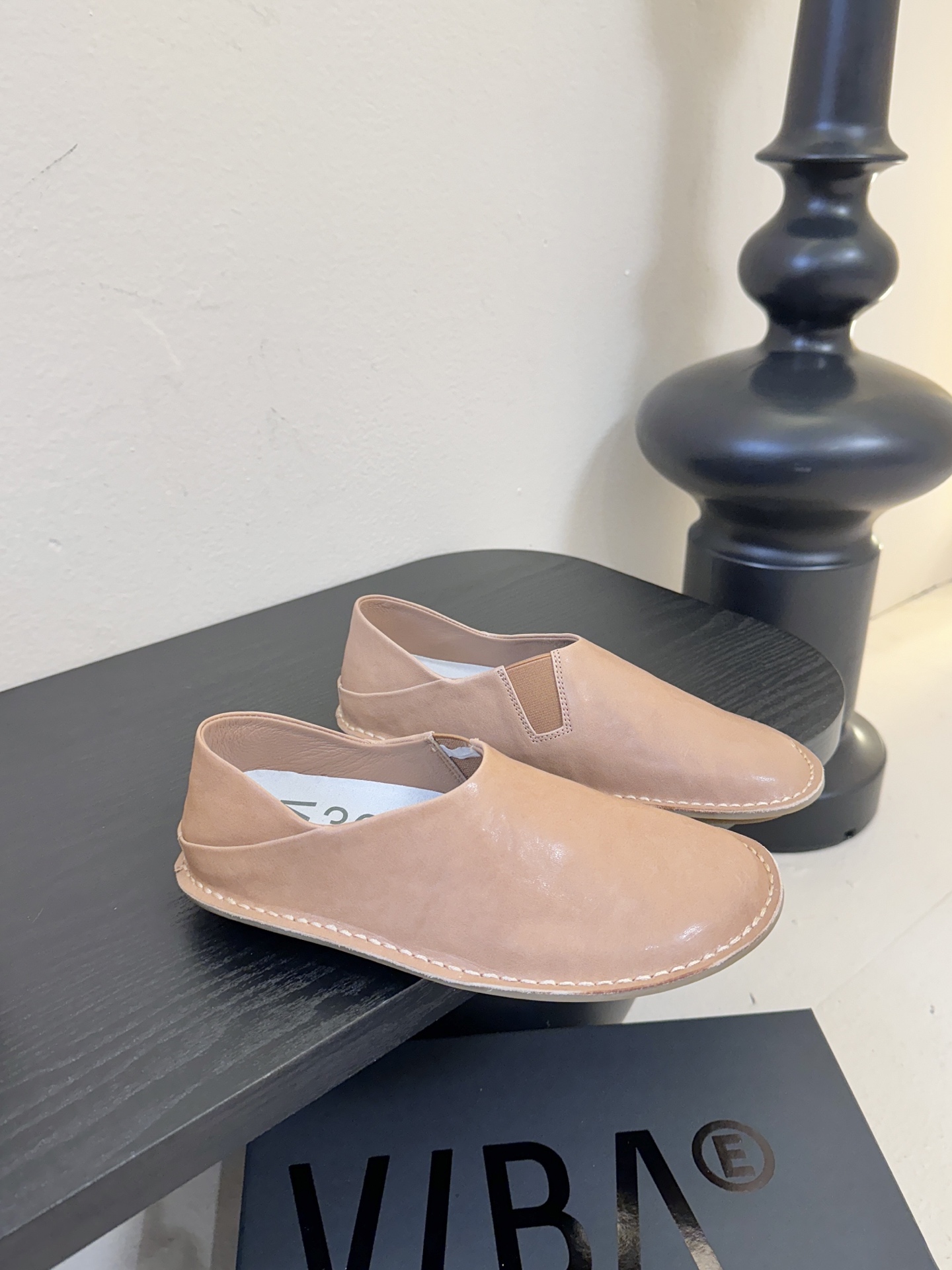 VIBAe来自芬兰，由五位挚友以冒险精神创立的鞋履品牌。“VIBAe”在芬兰语中意为“氛围”，而这个词语