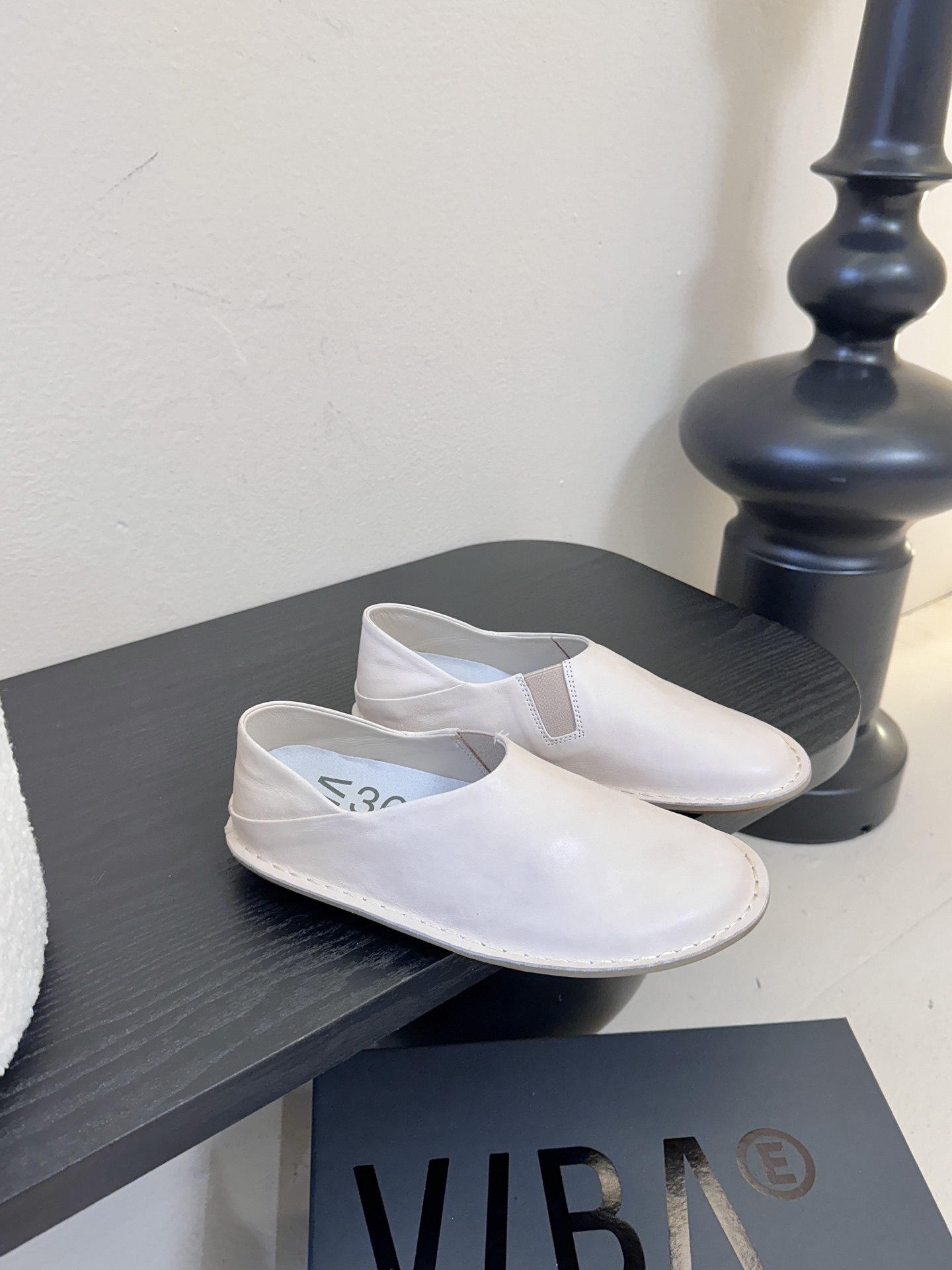 VIBAe来自芬兰，由五位挚友以冒险精神创立的鞋履品牌。“VIBAe”在芬兰语中意为“氛围”，而这个词语