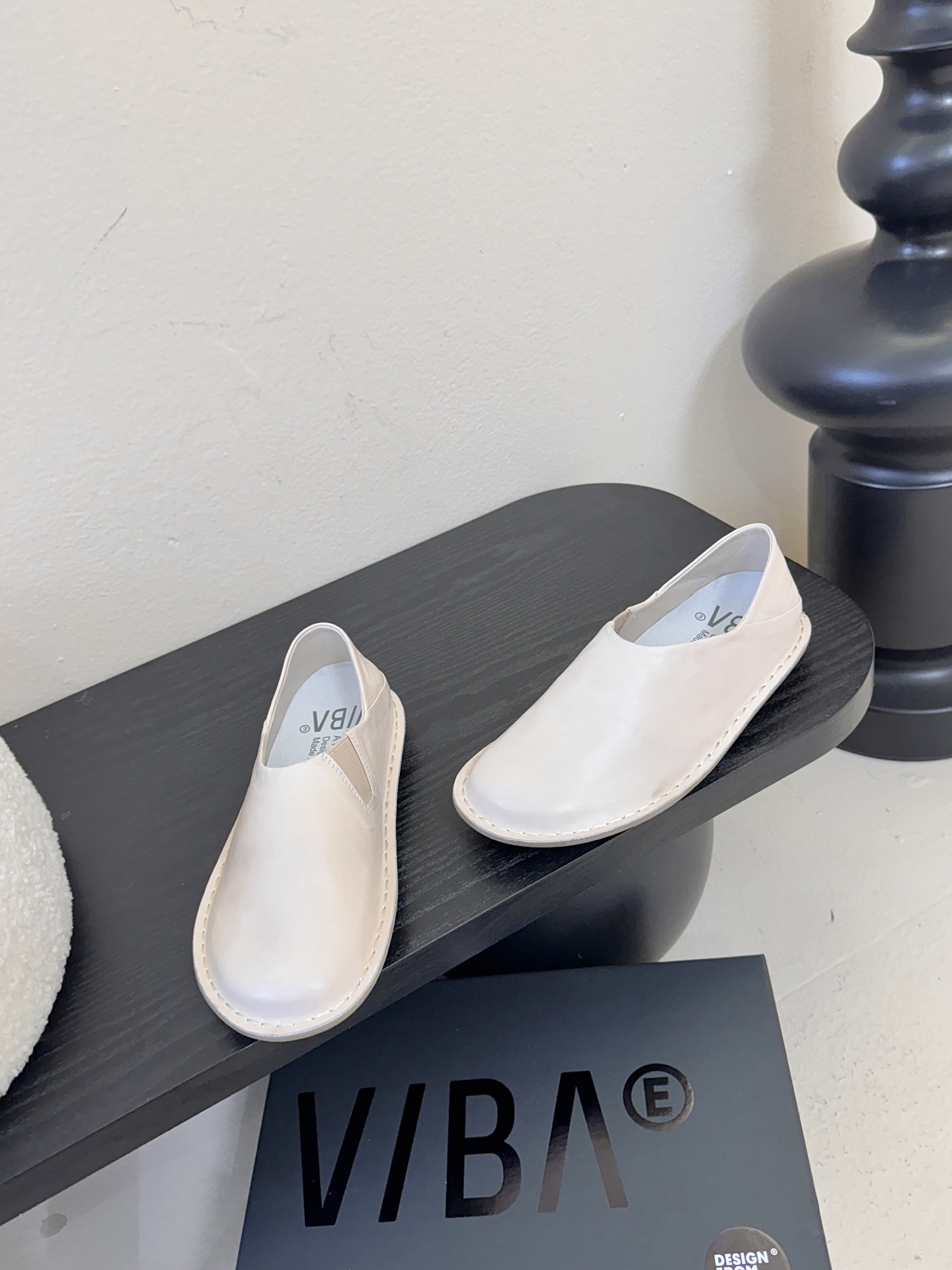 VIBAe来自芬兰，由五位挚友以冒险精神创立的鞋履品牌。“VIBAe”在芬兰语中意为“氛围”，而这个词语