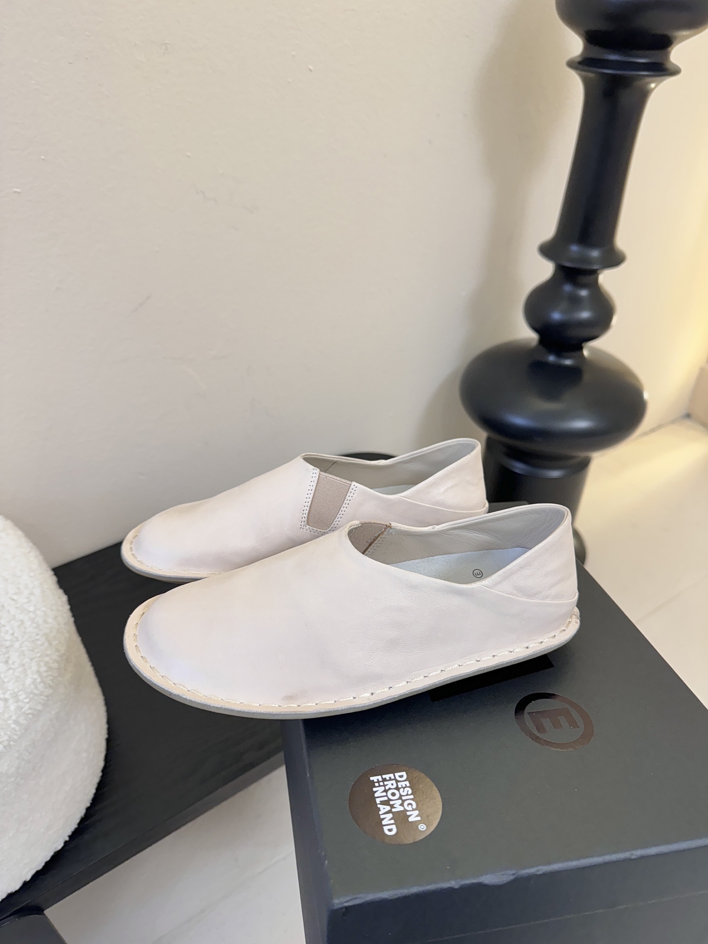 VIBAe来自芬兰，由五位挚友以冒险精神创立的鞋履品牌。“VIBAe”在芬兰语中意为“氛围”，而这个词语