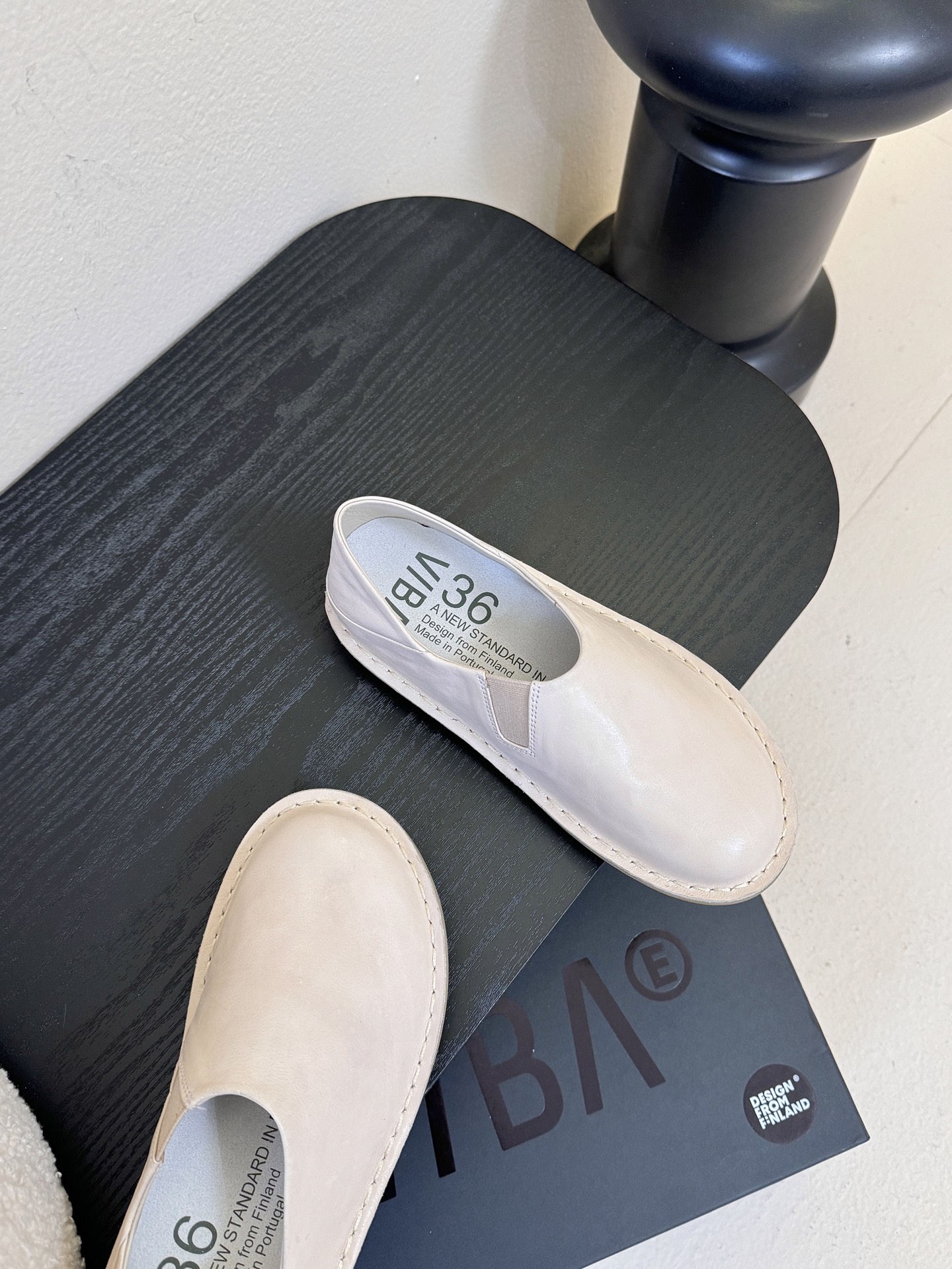 VIBAe来自芬兰，由五位挚友以冒险精神创立的鞋履品牌。“VIBAe”在芬兰语中意为“氛围”，而这个词语